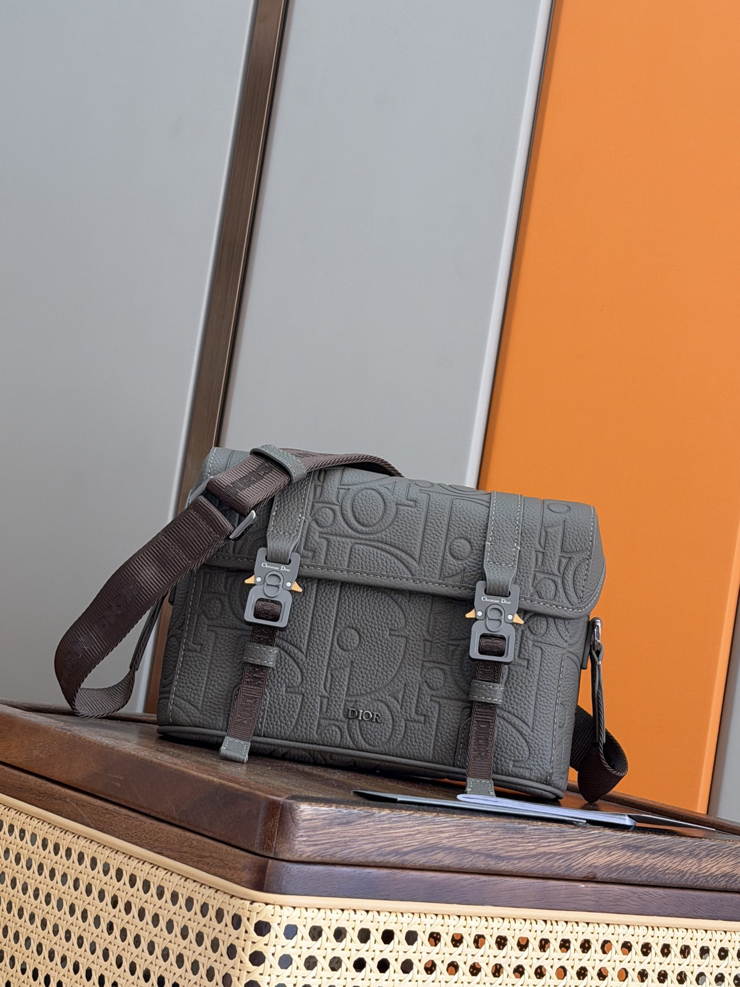 NO:770811,P This messenger bag is a new product in the 2024 autumn men's wear series. It is equipped with a flip cover. The modern and fashionable design fully highlights Dior's haute couture spirit and further enriches the Dior Hit the Road series. Dior Gravity printed effect leather uses embossing technology to delicately present classic patterns on black cow leather, highlighting the exquisite craftsmanship of the Dior workshop. The flip cover has an aluminum buckle decorated with the Christian Dior logo. Paired with two Christian Dior  Nylon jacquard band with spacious compartments for everyday essentials and adjustable shoulder strap. Practical style that can be paired with casual outfits for a sophisticated look. Nylon interior Main compartment with flap decorated with CD logo mini aluminum buckle Internal slip pocket Adjustable Christian Dior signature nylon jacquard and calfskin shoulder strap Metal-clad brass Dior signature on the front Dior embossed signature on the inside Dust bag included Dimensions 24 x 18 x 8  Centimeters (Length x Height x Width) No.: 93398 Embossed Army Green Main compartment can store 2 mobile phones and 1 tablet, Dior men's bag, dior, dior, cowhide19860909P这款信使包是二零二四秋季男装系列新品,搭配翻盖,现代时尚的设计充分突显 Dior 的高订精神,进一步丰富 Dior Hit the Road 系列.Dior Gravity 印花效果皮革采用压花工艺将经典图案精致地呈现于黑色牛皮革之上,彰显 Dior 工坊的精湛工艺.翻盖带有饰以 Christian Dior 标志的铝扣.搭配两条 Christian Dior 尼龙提花饰带,宽敞的隔层可收纳各种日常用品,还带有可调节肩带.款式实用,可搭配休闲服饰,打造精致造型. 尼龙内部 主隔层搭配翻盖,饰以 CD 标志迷你铝扣 内部插袋 可调节的 Christian Dior 标志尼龙提花和牛皮革肩带 正面金属覆层黄铜 Dior 标志 内侧饰有 Dior 压花标志 内含防尘袋 尺寸24 x 18 x 8 厘米（长 x 高 x 宽） 编号: 93398 压花军绿色 主隔层可收纳 2 部手机和 1 台平板电脑,迪奥男包,dior,dior,cowhide,Bag