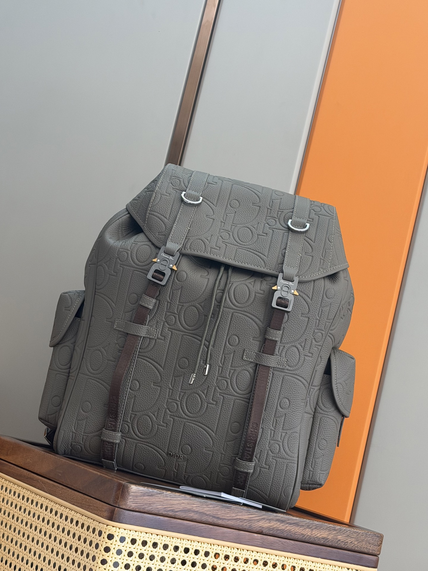 NO:770818,P This Dior Hit The Road flap backpack combines modern style with Dior's haute couture spirit. Crafted from materials such as black Oblique print fabric, it is decorated with tonal grained cow leather details to enhance the style, and is embellished with the Dior logo on the front. The flap is equipped with a CD logo mini aluminum buckle and two Christian Dior logo nylon jacquard straps. It has a spacious main compartment and two side magnetic flap pockets. Practical and versatile, it adds the finishing touch to any casual look.  Fabric Fabric Lining fabric Except for trim and decorative threads Main compartment with flap and drawstring Tonal CD logo mini aluminum buckle and D-ring Internal flat computer compartment Magnetic flap pockets on the sides Leather top handles Adjustable padded shoulder strap Padded mesh fabric on the back with Dior signature Metal-coated copper Dior signature on the front Interior embossed Dior signature Dust bag included Made in Italy Dimensions 43 x 43 x  18 cm (length x height x width) The main compartment can store a 15-inch laptop, A4 files and a tablet. The side pockets can store various types of mobile phones. Model: FK-1ESBA205 military green leather, Dior men's bag, dior, dior, backpacks, cowhide19860909P 这款 Dior Hit The Road 翻盖双肩背包将现代风格与 Dior 的高订精神融为一体.采用黑色 Oblique 印花面料等材质精心制作,饰以同色调粒面牛皮革细节提升格调,正面点缀以 Dior 标志.翻盖搭配 CD 标志迷你铝扣和两条 Christian Dior 标志尼龙提花饰带,内设宽敞主隔层,搭配两个侧面磁性翻盖口袋.实用百搭,为各式休闲造型增添点睛之笔. 面料织物 里料织物 装饰物及装饰线除外 主隔层搭配翻盖和抽绳 同色调 CD 标志迷你铝扣和 D 形饰环 内部扁平电脑隔层 侧面磁性翻盖口袋 顶部皮革手柄 可调节加垫肩带 背部采用加垫网眼织物,饰以 Dior 标志 正面饰以金属覆层铜合金 Dior 标志 内部饰有 Dior 压花标志 内含防尘袋 意大利制造 尺寸43 x 43 x 18 厘米（长 x 高 x 宽） 主隔层可收纳 1 部 15 英寸笔记本电脑、A4 文件和 1 部平板电脑 侧面口袋可收纳各种型号的手机 型号:FK-1ESBA205军绿皮,迪奥男包,dior,dior,backpacks,cowhide,Bag