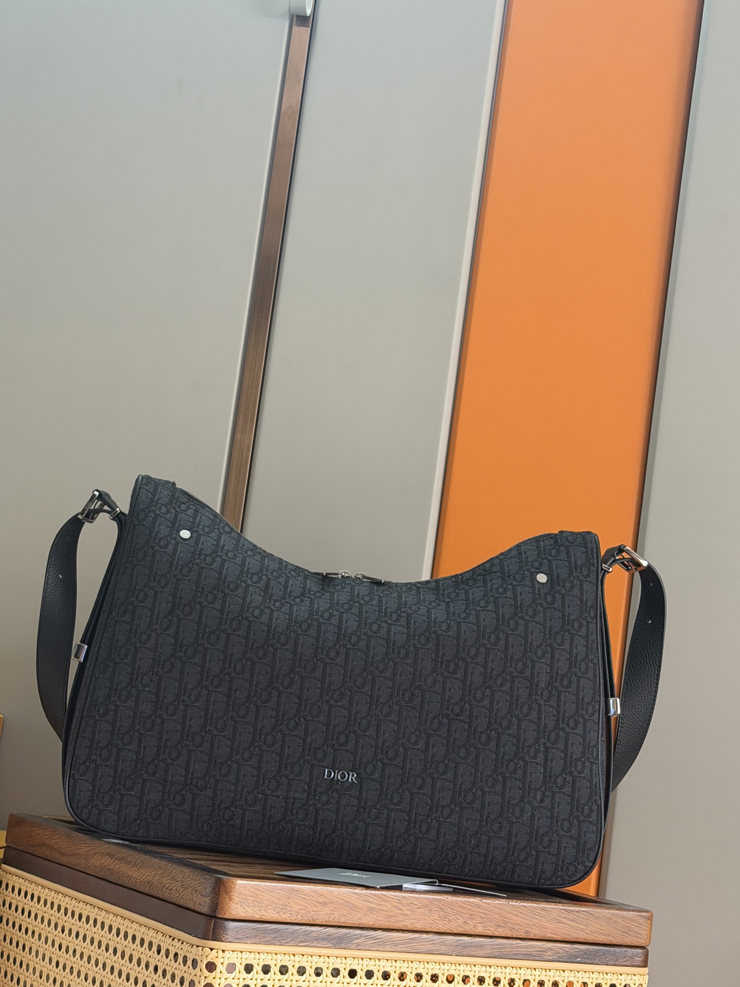NO:770867,P This Dior Slider zippered dumpling bag is a new product in the 2025 winter men's wear series, elegant and fashionable. The silhouette is simple and soft, and is carefully made of black Oblique printed fabrics and other materials. The front is decorated with topstitching details and decorative metal rivets to enhance the style, and is embellished with the Dior logo of the same tone. The large compartment has a zipper pocket, and the leather shoulder strap is matched with an adjustable metal Dior Slider  Accessories that combine functionality with stylish design. Medium style to be worn over the shoulder or cross-body for a classic Dior look. Body in cotton, technical fabric, cow leather Lining in technical fabric, cotton, cow leather Main zippered compartment Internal zipped pocket Adjustable leather shoulder strap with Dior Slider  Dimensions 43x 30 x 11 cm (length x height x width) Dimensions and weight details may vary depending on product material Number: 93945 black cloth, Dior men's bag, dior, dior, cowhide19860909P 这款 Dior Slider 拉链水饺包是二零二五冬季男装系列新品,高雅时尚.廓形简约柔软,采用黑色 Oblique 印花面料等材质精心制作,正面饰以缉面线细节和装饰性金属铆钉提升格调,点缀以同色调 Dior 标志.宽大的隔层设有拉链口袋,皮革肩带搭配可调节金属 Dior Slider 配件,将功能与时尚设计融为一体.中号款式,可肩背或斜挎,打造经典 Dior 造型. 主体棉,科技面料,牛皮革 里料科技面料,棉,牛皮革 拉链主隔层 内部拉链口袋 可调节皮革肩带搭配 Dior Slider 金属配件 正面缉面线和装饰性铆钉 正面饰以金属覆层铜合金 Dior 标志 内部饰有 Dior 压花标志 内含防尘袋 意大利制造 尺寸43x 30 x 11 厘米（长 x 高 x 宽） 尺寸和重量详情可能因产品材质而有所不同 编号: 93945黑布,迪奥男包,dior,dior,cowhide,Bag