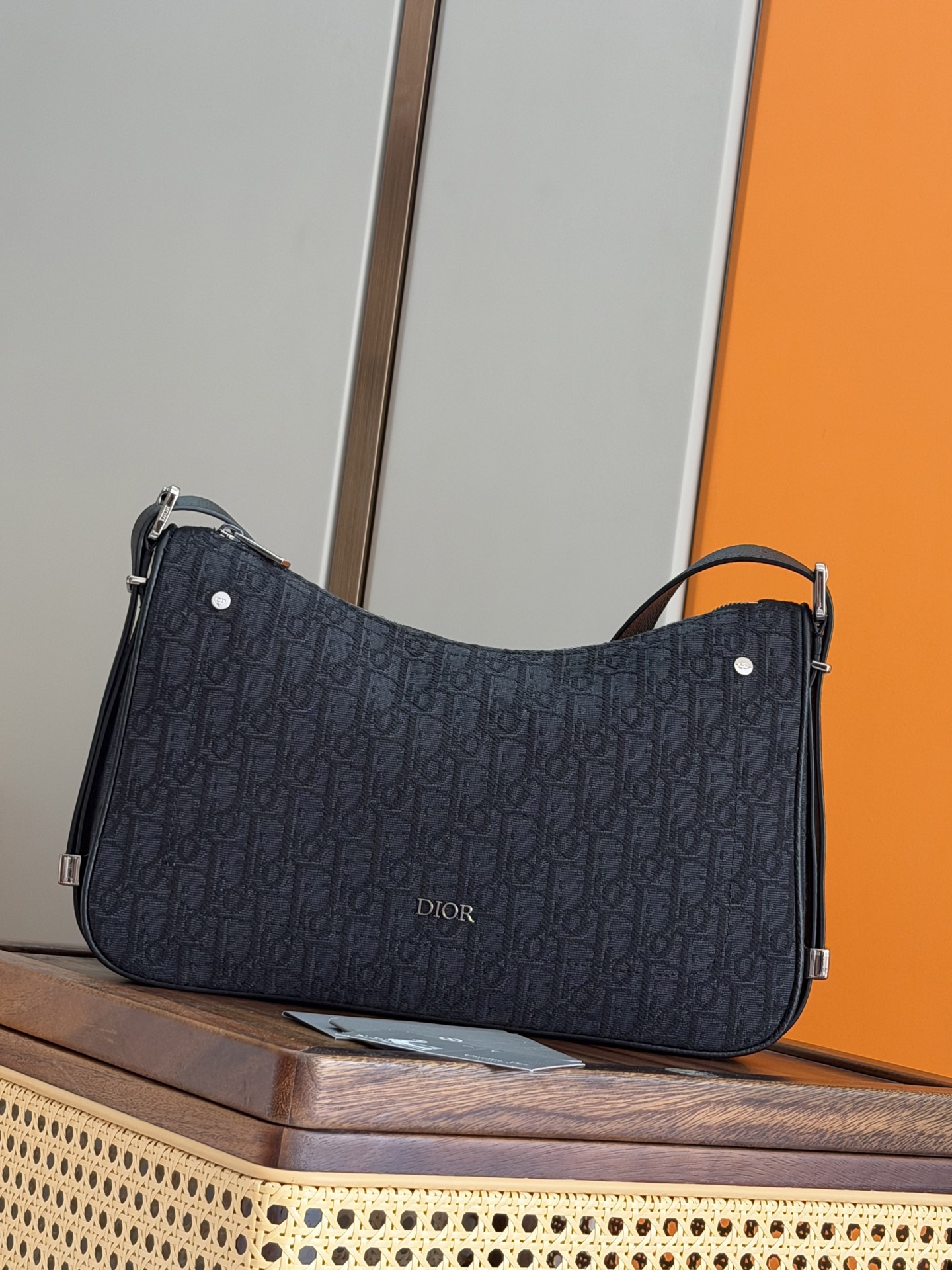 NO:770879,P This Dior Slider zippered dumpling bag is a new product in the 2025 winter men's wear series, elegant and fashionable. The silhouette is simple and soft, and is carefully made of black Oblique printed fabrics and other materials. The front is decorated with topstitching details and decorative metal rivets to enhance the style, and is embellished with the Dior logo of the same tone. The large compartment has a zipper pocket, and the leather shoulder strap is matched with an adjustable metal Dior Slider  Accessories that combine functionality with stylish design. Medium style to be worn over the shoulder or cross-body for a classic Dior look. Body in cotton, technical fabric, cow leather Lining in technical fabric, cotton, cow leather Main zippered compartment Internal zipped pocket Adjustable leather shoulder strap with Dior Slider  Dimensions 34 x 23 x 8.5 cm (length x height x width) Dimensions and weight details may vary depending on product material Number: 93943 black cloth, Dior men's bag, dior, dior, cowhide19860909P 这款 Dior Slider 拉链水饺包是二零二五冬季男装系列新品,高雅时尚.廓形简约柔软,采用黑色 Oblique 印花面料等材质精心制作,正面饰以缉面线细节和装饰性金属铆钉提升格调,点缀以同色调 Dior 标志.宽大的隔层设有拉链口袋,皮革肩带搭配可调节金属 Dior Slider 配件,将功能与时尚设计融为一体.中号款式,可肩背或斜挎,打造经典 Dior 造型. 主体棉,科技面料,牛皮革 里料科技面料,棉,牛皮革 拉链主隔层 内部拉链口袋 可调节皮革肩带搭配 Dior Slider 金属配件 正面缉面线和装饰性铆钉 正面饰以金属覆层铜合金 Dior 标志 内部饰有 Dior 压花标志 内含防尘袋 意大利制造 尺寸34 x 23 x 8.5 厘米（长 x 高 x 宽） 尺寸和重量详情可能因产品材质而有所不同 编号: 93943黑布,迪奥男包,dior,dior,cowhide,Bag