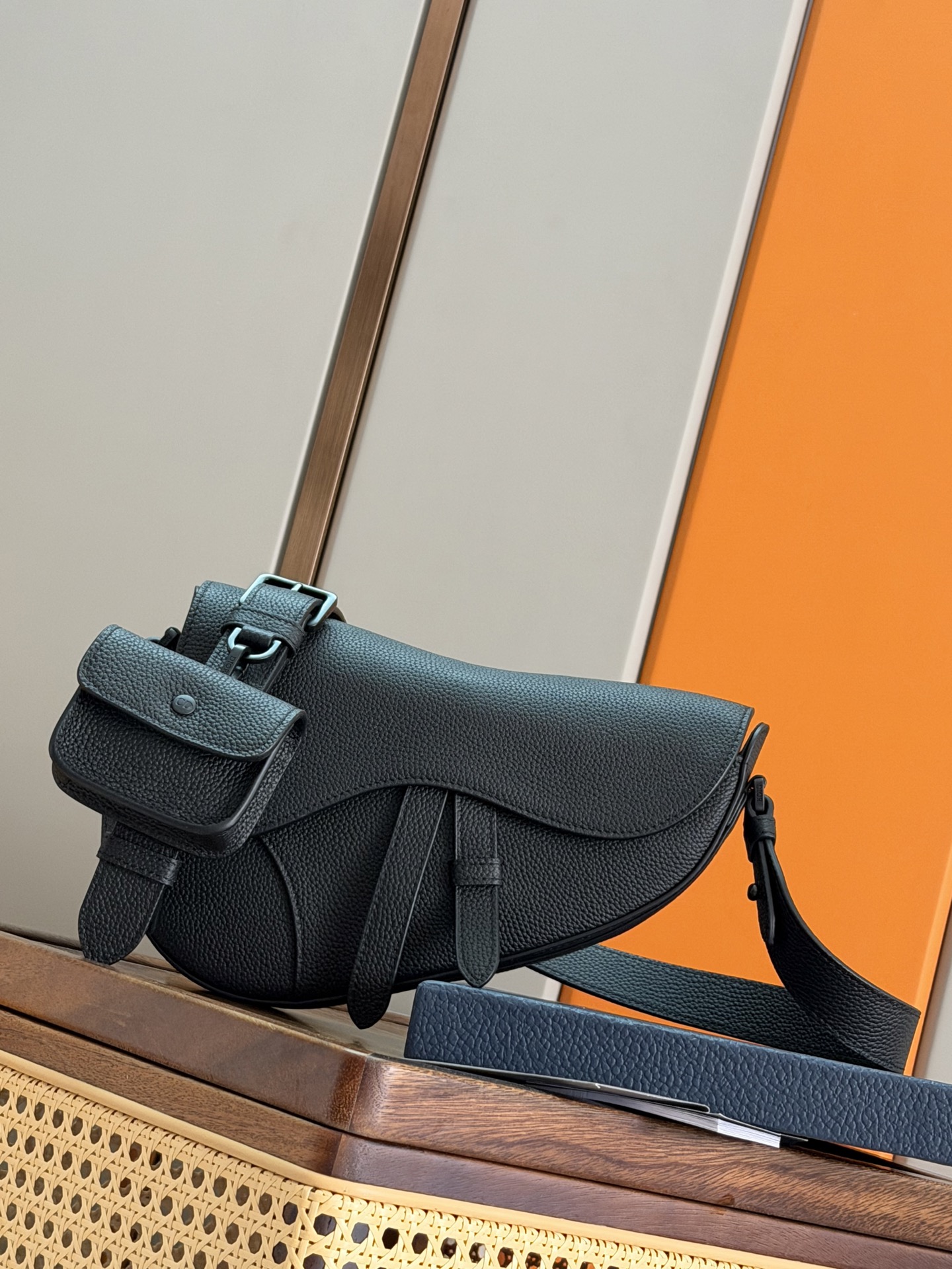 NO:770855,P [Genuine development, top quality original] This saddle bag debuted at the Dior 2025 winter series show, reinterpreting the classic design with a fashionable silhouette. Black soft grained cow leather style, with a classic silhouette magnetic flap to enhance the style. It has a spacious internal compartment with a zipper pocket for added practicality. The adjustable and removable shoulder strap with D-shaped ring can hang various accessories, and can be comfortably worn cross-body or hand-held. Dimensions 26 x 17 x 5 cm (L x  Height19860909P [正品开发 顶级原单] 这款马鞍包于迪奥二零二五冬季系列发布秀首次亮相,以时尚廓形重新演绎经典设计.黑色柔软粒面牛皮革款式,搭配经典轮廓磁性翻盖提升格调,内设宽敞隔层,带有一个拉链口袋,增添实用性.可调节、可拆卸肩带搭配 D 形饰环可悬挂各式配饰,可舒适斜挎或手提. 尺寸26 x 17 x 5 厘米（长 x 高 x 宽） 编号: 93939全皮 黑布 蓝布,迪奥男包,dior,cowhide,Bag