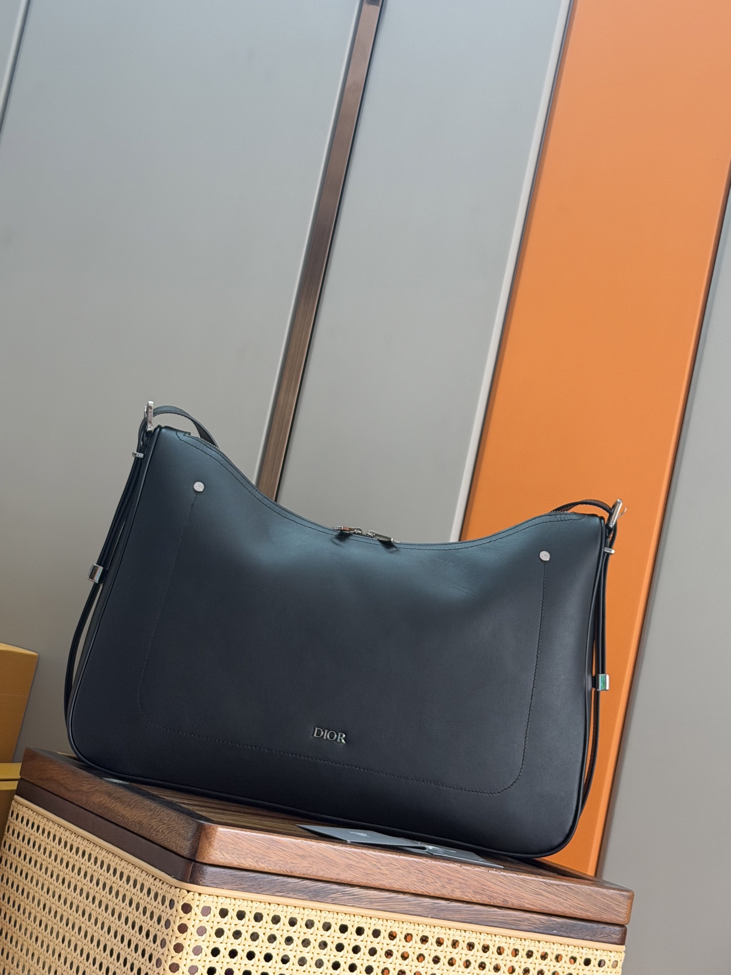 NO:770891,P This Dior Slider zippered dumpling bag is a new product in the 2025 winter men's wear series, elegant and fashionable. The silhouette is simple and soft, and is carefully made of black Oblique printed fabrics and other materials. The front is decorated with topstitching details and decorative metal rivets to enhance the style, and is embellished with the Dior logo of the same tone. The large compartment has a zipper pocket, and the leather shoulder strap is matched with an adjustable metal Dior Slider  Accessories that combine functionality with stylish design. Medium style to be worn over the shoulder or cross-body for a classic Dior look. Body in cotton, technical fabric, cow leather Lining in technical fabric, cotton, cow leather Main zippered compartment Internal zipped pocket Adjustable leather shoulder strap with Dior Slider  Dimensions 43x 30 x 11 cm (length x height x width) Dimensions and weight details may vary depending on product material Number: 93945 black cloth, Dior men's bag, dior, dior, cowhide19860909P 这款 Dior Slider 拉链水饺包是二零二五冬季男装系列新品,高雅时尚.廓形简约柔软,采用黑色 Oblique 印花面料等材质精心制作,正面饰以缉面线细节和装饰性金属铆钉提升格调,点缀以同色调 Dior 标志.宽大的隔层设有拉链口袋,皮革肩带搭配可调节金属 Dior Slider 配件,将功能与时尚设计融为一体.中号款式,可肩背或斜挎,打造经典 Dior 造型. 主体棉,科技面料,牛皮革 里料科技面料,棉,牛皮革 拉链主隔层 内部拉链口袋 可调节皮革肩带搭配 Dior Slider 金属配件 正面缉面线和装饰性铆钉 正面饰以金属覆层铜合金 Dior 标志 内部饰有 Dior 压花标志 内含防尘袋 意大利制造 尺寸43x 30 x 11 厘米（长 x 高 x 宽） 尺寸和重量详情可能因产品材质而有所不同 编号: 93945黑布,迪奥男包,dior,dior,cowhide,Bag