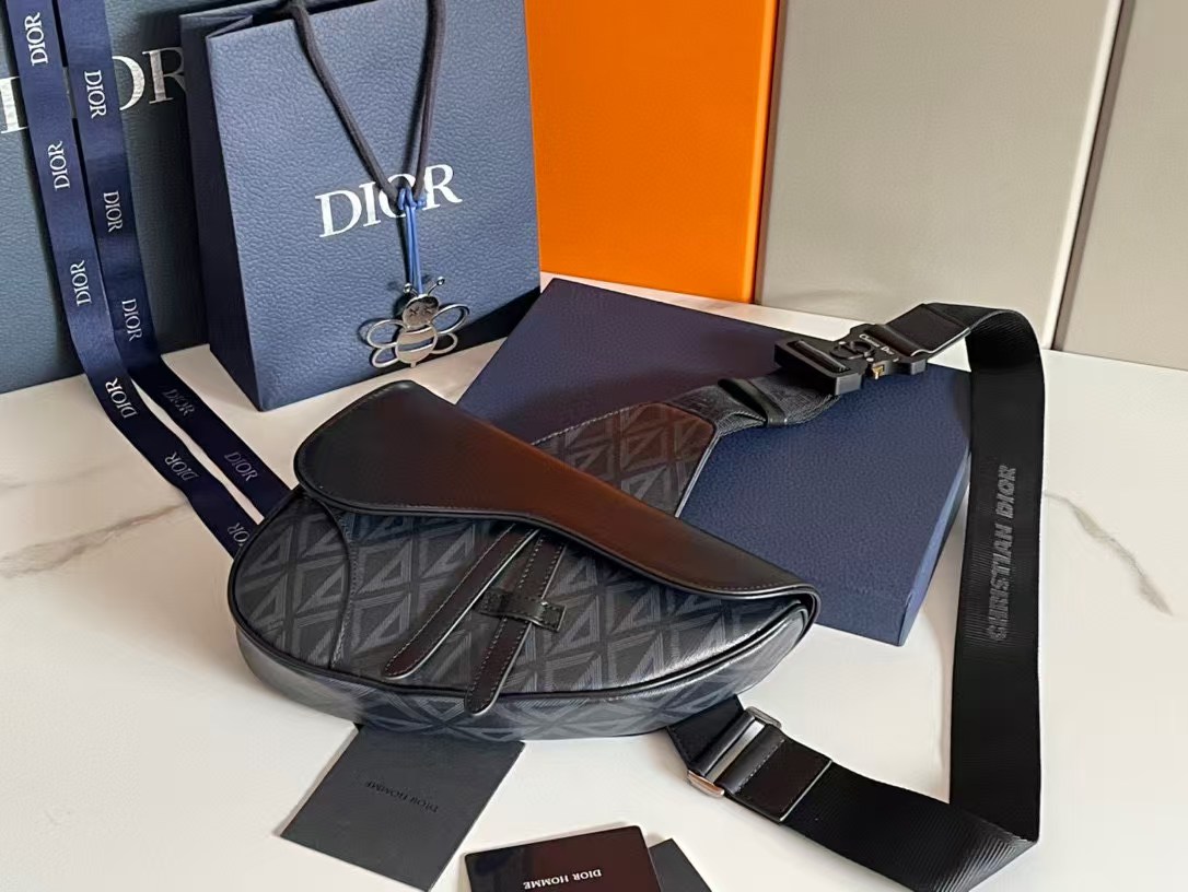 NO:770743,<Top original order> This saddle bag is a new interpretation of the classic style in Dior gray canvas, decorated with CD Diamond pattern, inspired by Dior archives. It is equipped with Dior gray smooth cow leather, magnetic flap and hidden zipper pocket, which can safely store daily necessities. It is equipped with an adjustable 'CHRISTIAN DIOR' logo jacquard shoulder strap, which can be carried on the shoulder or crossbody. Model D93305 canvas size 26-19-4.5  CD Diamond pattern in Dior gray canvas The CD Diamond pattern, designed by Marc Bohan in 1974, reinterprets the 'CD' initials in a three-dimensional rhombus in cotton canvas Dior gray smooth calfskin 'DIOR' embossed logo on the inside Magnetic flap closure with zipper Adjustable nylon 'CHRISTIAN DIOR' signature jacquard shoulder strap Aluminum buckle with 'Christian Dior' signature and 'CD' initials  Contains dust bag, Dior men's bag, dior, dior, cowhide19860909〈顶级原单〉这款马鞍包以迪奥灰帆布全新演绎经典版型,饰以 CD Diamond 图案,灵感源自 Dior 档案.搭配迪奥灰光滑牛皮革、磁性翻盖和隐藏拉链口袋,可安全收纳日常用品.搭配可调节的“CHRISTIAN DIOR”标志提花肩带,可肩背或斜挎. 型号D93305帆布 尺寸26-19-4.5 迪奥灰帆布 CD Diamond 图案 马克·博昂 (Marc Bohan) 于 1974 年设计的 CD Diamond 图案以立体线条菱形重新诠释“CD”首字母,采用棉质帆布打造 迪奥灰光滑牛皮革 内侧饰以“DIOR”压花标志 磁性翻盖开合搭配拉链 可调节的尼龙“CHRISTIAN DIOR”标志提花肩带 铝扣饰以“Christian Dior”标志和“CD”首字母 内含防尘袋,迪奥男包,dior,dior,cowhide,Bag