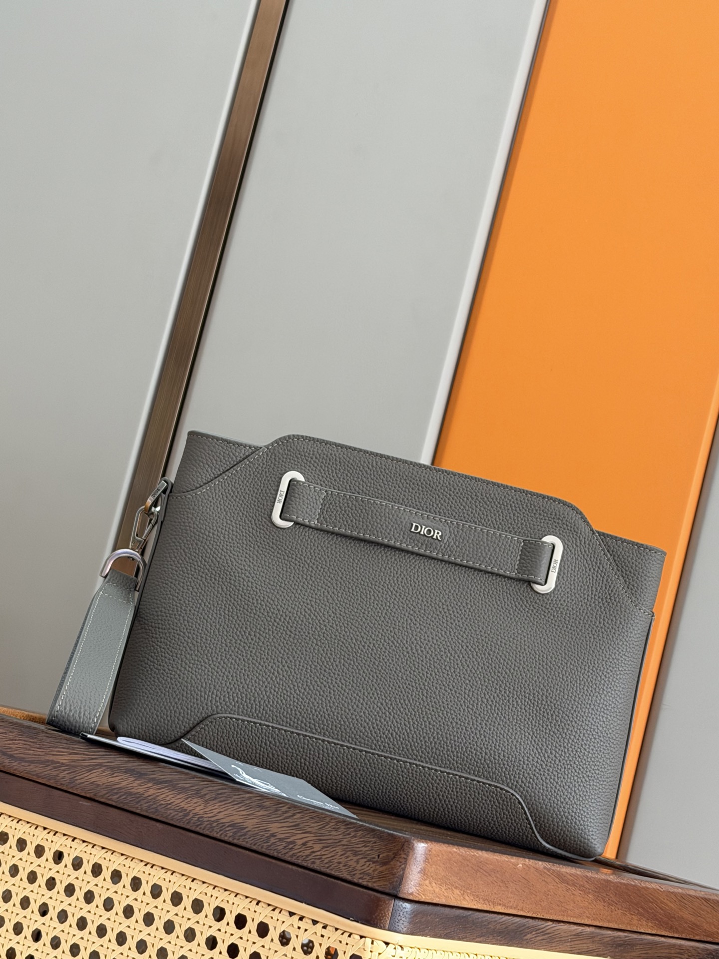 NO:770912,P [Genuine development] This Dior Normandie A5 triangle clutch is a new product in the 2025 winter men's wear series, a new interpretation of Dior's classic design. It is carefully made of black Dior Icons cow leather, decorated with Dior Normandie characteristic eyelets, and matched with Dior leather straps to highlight Dior  The exquisite craftsmanship of the workshop. Meticulous details such as the side personality structure design complement the elegant charm. The spacious compartments with hidden front pockets are more refined. With a detachable grained cow leather wrist strap, it can be carried or put in a handbag. Size 30 x 21 x 6 cm No.: 2LLCA93946 Black Army Green Apricot, Dior Men's Bag, dior, dior, handbag, cowhide19860909P  [正品开发] 这款 Dior Normandie A5 三角形手拿包是二零二五冬季男装系列新品,全新演绎 Dior 经典设计.采用黑色 Dior Icons 牛皮革精心制作,饰以 Dior Normandie 特色孔眼,搭配 Dior 皮革饰带,彰显 Dior 工坊的精湛工艺.侧面个性结构设计等一丝不苟的细节与高雅的魅力相得益彰,宽敞隔层搭配隐藏式正面插袋更显精致.搭配可拆卸的粒面牛皮革腕带,可手提或放入手袋中. 尺寸30 x 21 x 6 厘米 编号: 2LLCA93946 黑色 军绿色 杏色,迪奥男包,dior,dior,handbag,cowhide,Bag
