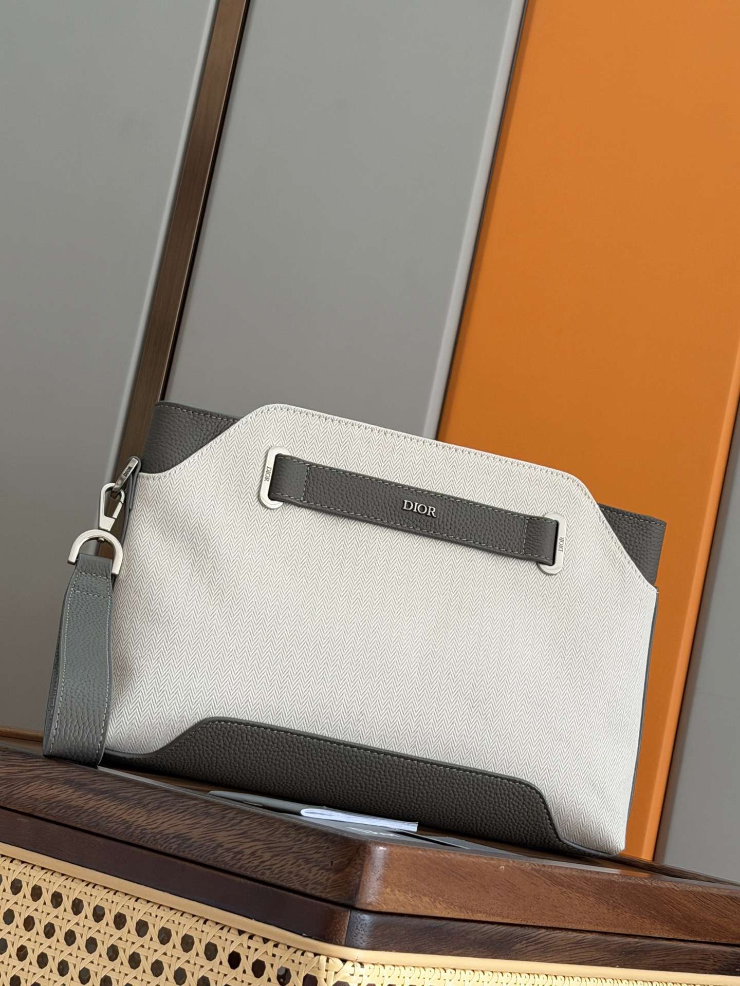 NO:770924,P [Genuine development] This Dior Normandie A5 triangle clutch is a new product in the 2025 winter men's wear series, a new interpretation of Dior's classic design. It is carefully made of black Dior Icons cow leather, decorated with Dior Normandie characteristic eyelets, and matched with Dior leather straps to highlight Dior  The exquisite craftsmanship of the workshop. Meticulous details such as the side personality structure design complement the elegant charm. The spacious compartments with hidden front pockets are more refined. With a detachable grained cow leather wrist strap, it can be carried or put in a handbag. Size 30 x 21 x 6 cm No.: 2LLCA93946 Black Army Green Apricot, Dior Men's Bag, dior, dior, handbag, cowhide19860909P  [正品开发] 这款 Dior Normandie A5 三角形手拿包是二零二五冬季男装系列新品,全新演绎 Dior 经典设计.采用黑色 Dior Icons 牛皮革精心制作,饰以 Dior Normandie 特色孔眼,搭配 Dior 皮革饰带,彰显 Dior 工坊的精湛工艺.侧面个性结构设计等一丝不苟的细节与高雅的魅力相得益彰,宽敞隔层搭配隐藏式正面插袋更显精致.搭配可拆卸的粒面牛皮革腕带,可手提或放入手袋中. 尺寸30 x 21 x 6 厘米 编号: 2LLCA93946 黑色 军绿色 杏色,迪奥男包,dior,dior,handbag,cowhide,Bag