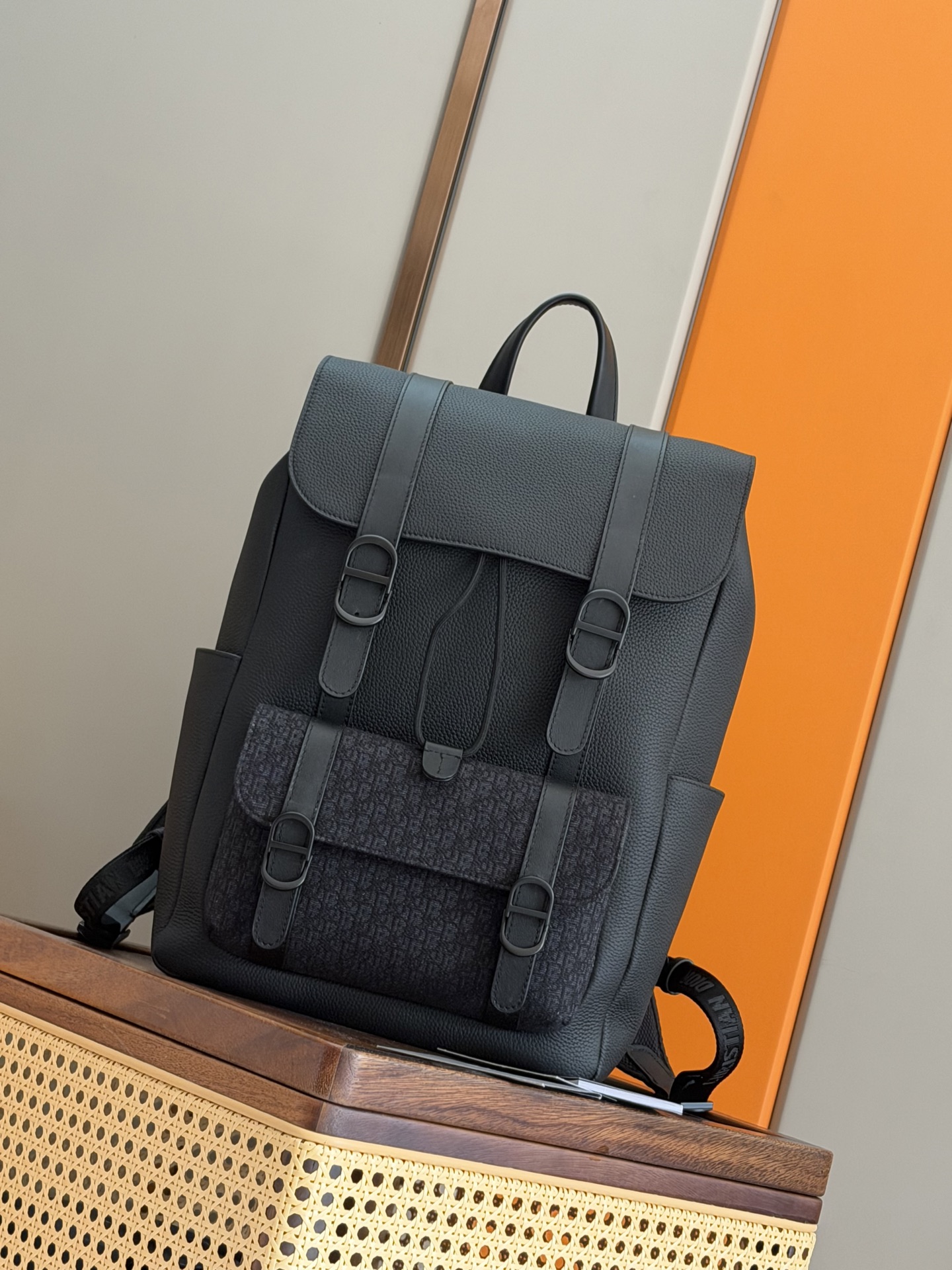 NO:770913,P This Dior Daily flap backpack is a new addition to the 2026 spring men's collection, showing an elegant and practical design. It is carefully made of black grained calf leather and black soft grained calf leather, decorated with Dior Daily magnetic buckle, a new interpretation of the CD initials, and a metal Dior logo on the front. It has a spacious main compartment, a front tone-on-tone fabric pocket decorated with a super mini version of the Oblique print, and two side pockets to store various small daily necessities. Matched with a super mini Oblique  Printed shoulder straps can add haute couture style to any outfit. Size 29 x 41 x 16 cm Number: 1ESBA93949, Dior men's bag, dior, dior, backpacks, cowhide19860909P  这款 Dior Daily 翻盖双肩背包是二零二六春季男装系列新品,展现高雅实用的设计.采用黑色粒面牛皮革和黑色柔软粒面牛皮革等材质精心制作,饰以 Dior Daily 磁性搭扣,全新演绎 CD 首字母,正面饰以金属 Dior 标志.设有宽敞的主隔层,正面同色调面料口袋饰以超迷你版本 Oblique 印花,两个侧面口袋可收纳各种小件日常用品.搭配超迷你 Oblique 印花肩带,可为各式装扮增添高订风格. 尺寸29 x 41 x 16 厘米 编号: 1ESBA93949,迪奥男包,dior,dior,backpacks,cowhide,Bag