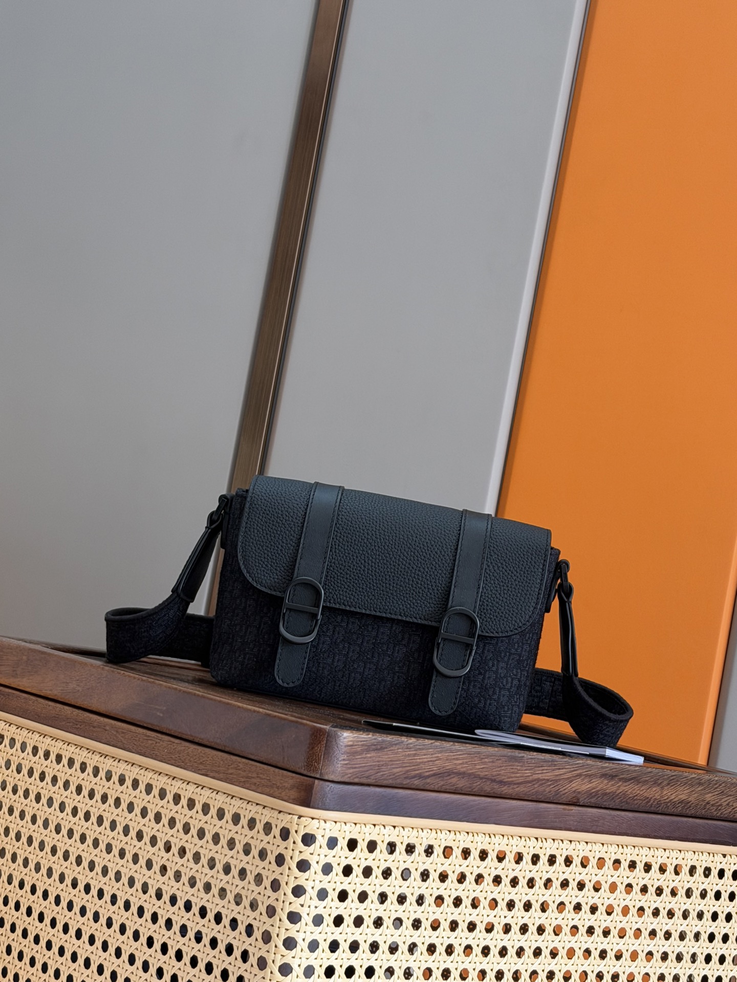 NO:770925,P This Dior Daily mini flap messenger bag is a new addition to the 2026 spring men's collection. It is elegant and practical. It is carefully made of black ultra-mini Oblique printed fabric, with black soft grained calfskin and grained calfskin flap, embellished with the CD initials Dior Daily magnetic buckle. It has an adjustable shoulder strap and is decorated with a D-shaped ring that can hang various accessories. It can be carried on the shoulder or cross-body to create a sophisticated look. Size 20 x 14 x  6.5 cm No.: 2ESCA93948, Dior men's bag, dior, dior, cowhide19860909P 这款 Dior Daily 迷你翻盖信使包是二零二六春季男装系列新品,高雅实用.采用黑色超迷你 Oblique 印花面料精心制作,搭配黑色柔软粒面牛皮革和粒面牛皮革翻盖,点缀以 CD 首字母 Dior Daily 磁性搭扣.搭配可调节肩带,饰以可悬挂各式配饰的 D 形饰环,可肩背或斜挎,打造精致的造型. 尺寸20 x 14 x 6.5 厘米 编号: 2ESCA93948,迪奥男包,dior,dior,cowhide,Bag