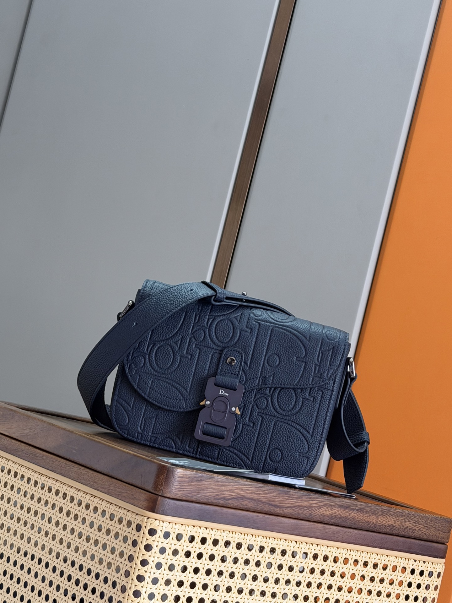NO:855298,P [Genuine development, top quality original] This saddle flap messenger bag has a fashionable and sophisticated style. Dior Gravity printed effect leather uses embossed technology to delicately present the classic pattern on blue cow leather, highlighting the exquisite craftsmanship of the Dior workshop. The same tone grained cow leather saddle flap with aluminum buckle is more refined. Small style, spacious interior, with back slip pocket, can store various daily necessities. With adjustable leather and Christian Dior  Jacquard shoulder strap for shoulder or cross-body wear. Body in calfskin. Lining in technical fabric, cotton, calfskin. Main compartment with flap and aluminum CD buckle. Internal slip pocket. Back slip pocket. Adjustable jacquard leather and Christian Dior signature nylon shoulder strap. Dior embossed logo on the interior. Dimensions: 23 x 17.5 x 6 cm (L x H x W). No.:  93362 navy blue, Dior men's bag, dior, dior, cowhide19860909P [正品开发 顶级原单] 这款马鞍翻盖信使包款式时尚精巧.Dior Gravity 印花效果皮革采用压花工艺将经典图案精致呈现于蓝色牛皮革之上,彰显 Dior 工坊的精湛工艺.同色调粒面牛皮革马鞍翻盖搭配铝扣更显精致.小号款式,内部空间宽敞,带有背面插袋,可收纳各种日常用品.搭配可调节的皮革和 Christian Dior 提花肩带,可肩背或斜挎. 主体牛皮革 里料科技面料,棉,牛皮革 主隔层搭配翻盖和 CD 铝扣 内部插袋 背面插袋 可调节的皮革和 Christian Dior 标志尼龙提花肩带 内部饰有 Dior 压花标志 尺寸23 x 17.5 x 6 厘米（长 x 高 x 宽） 编号: 93362海军蓝色,迪奥男包,dior,dior,cowhide,Bag