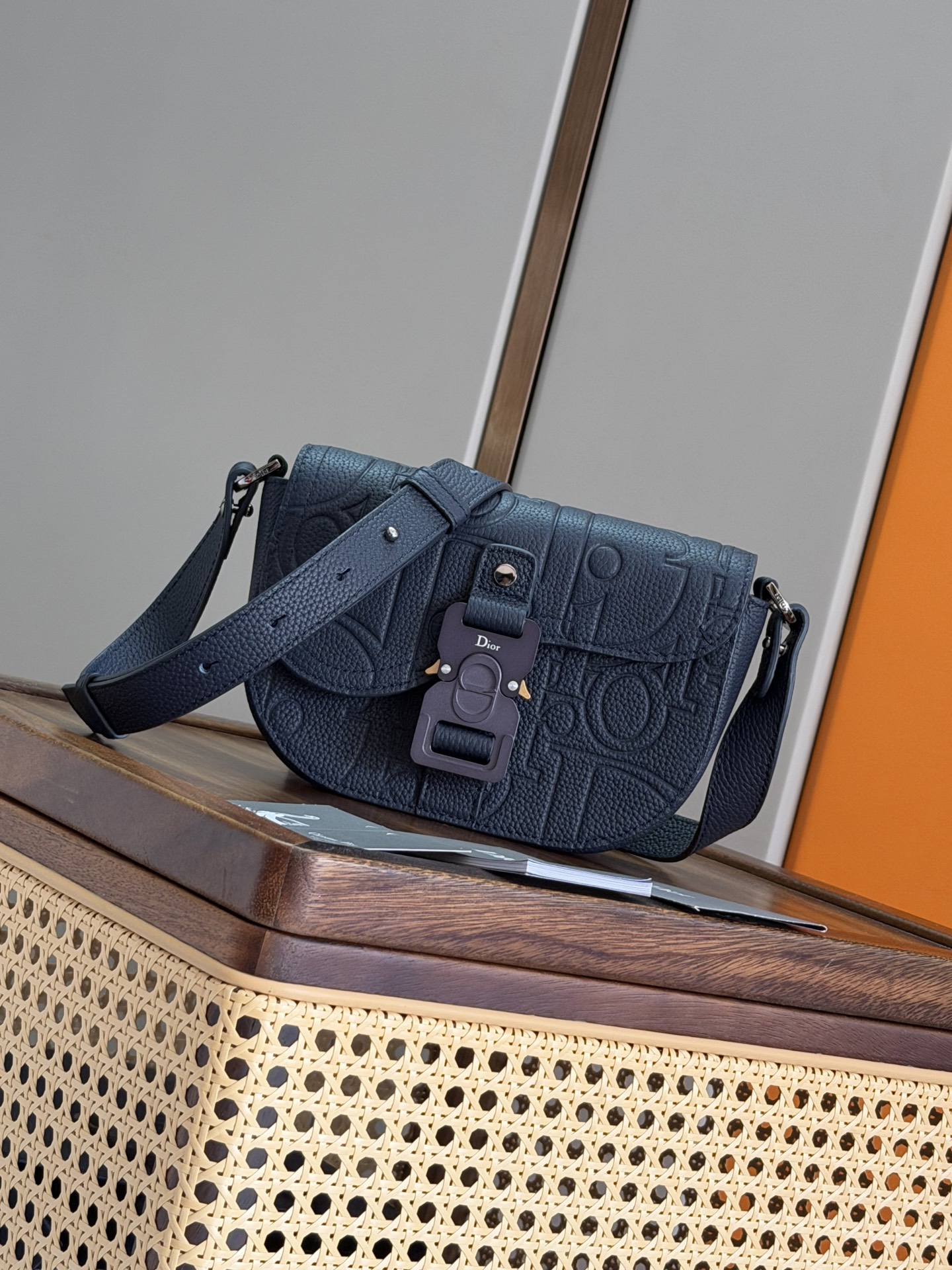 NO:855318,P [Genuine development, top quality original] This saddle flap messenger bag has a stylish design, highlighting the low-key elegance, and enhances the style of the saddle series. Dior Gravity printed effect leather uses embossing technology to delicately present the classic pattern on the blue cowhide, highlighting the exquisite craftsmanship of the Dior workshop. The saddle flap design is decorated with Christian Dior signature aluminum buckle. Mini style, with adjustable and removable leather shoulder strap, can be carried by hand, shoulder or crossbody. Size 20  x 13.5 x 5.5 cm No.: 93366 navy blue, Dior men’s bag, dior, dior, cowhide19860909P [正品开发 顶级原单] 这款马鞍翻盖信使包设计时尚,突显低调的优雅气质,为马鞍系列提升格调.Dior Gravity 印花效果皮革采用压花工艺将经典图案精致呈现于蓝色牛皮革之上,彰显 Dior 工坊的精湛工艺.马鞍翻盖设计,饰以 Christian Dior 标志铝扣.迷你款式,搭配可调节、可拆卸的皮革肩带,可手提、肩背或斜挎. 尺寸20 x 13.5 x 5.5 厘米 编号: 93366 海军蓝色,迪奥男包,dior,dior,cowhide,Bag