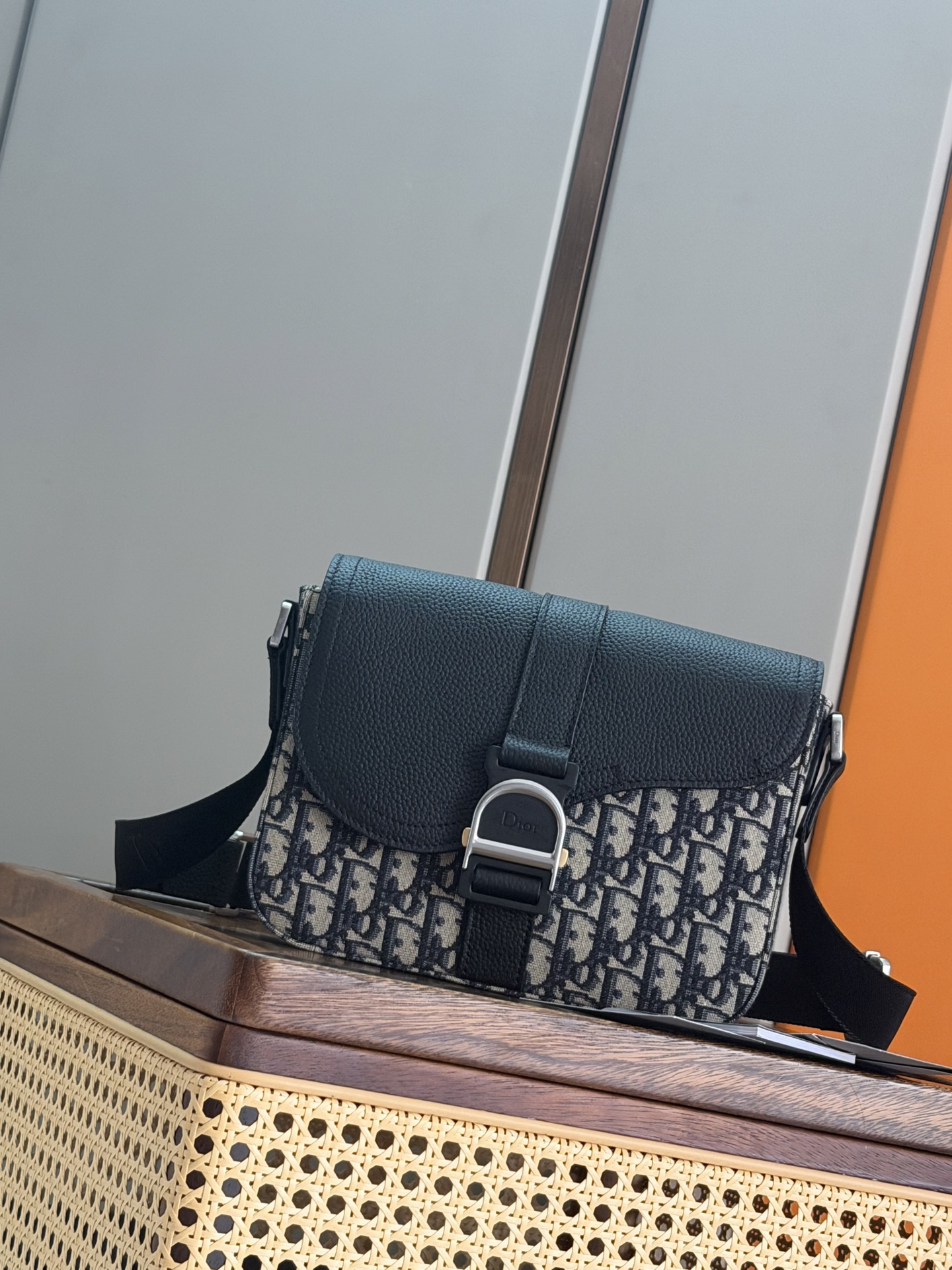 NO:855225,P [Genuine development, top quality original] This Heritage saddle flap messenger bag is exquisite, fashionable and unique. It combines Oblique printed fabric with grained cow leather, with an elegant saddle flap decorated with Heritage buckle, highlighting the signature of classic craftsmanship. With adjustable shoulder strap, it can be comfortably carried on the shoulder or cross-body, ideal for daily use. Main body cotton, technical fabric, cow leather Lining cotton, cow leather  Main compartment with saddle flap and Heritage buckle with Dior logo Internal slip pocket Back slip pocket Adjustable nylon jacquard shoulder strap Dior embossed logo on the interior Dust bag included Made in Italy Dimensions 23 x 17.5 x 6 cm (L x H x W) Main compartment can accommodate various mobile phone models Reference: 93965 Black cloth Blue cloth  Full leather, Dior men's bag, dior, dior, cowhide19860909P  [正品开发 顶级原单] 这款 Heritage 马鞍翻盖信使包款式精巧时尚,别具一格.将 Oblique 印花面料与粒面牛皮革相结合,搭配优雅的马鞍翻盖,饰以 Heritage 搭扣,突显经典精湛工艺的标志.搭配可调节肩带,可舒适肩背或斜挎,是日常使用的理想之选. 主体棉,科技面料,牛皮革 里料棉,牛皮革 主隔层搭配马鞍翻盖和饰以 Dior 标志的 Heritage 搭扣 内部插袋 背面插袋 可调节尼龙提花肩带 内部饰有 Dior 压花标志 内含防尘袋 意大利制造 尺寸23 x 17.5 x 6 厘米（长 x 高 x 宽） 主隔层可收纳各种型号的手机 编号: 93965 黑布 蓝布 全皮,迪奥男包,dior,dior,cowhide,Bag