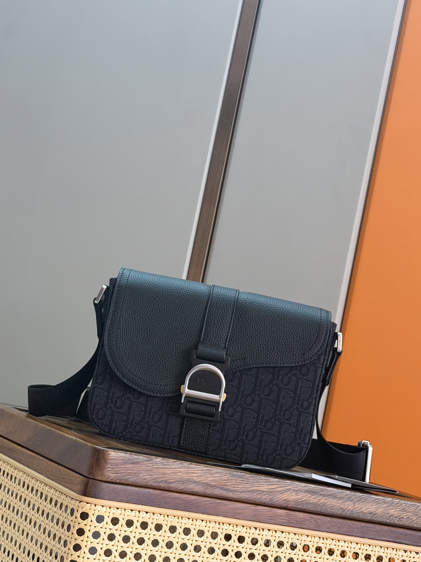 NO:855248,P [Genuine development, top quality original] This Heritage saddle flap messenger bag is exquisite, fashionable and unique. It combines Oblique printed fabric with grained cow leather, with an elegant saddle flap decorated with Heritage buckle, highlighting the signature of classic craftsmanship. With adjustable shoulder strap, it can be comfortably carried on the shoulder or cross-body, ideal for daily use. Main body cotton, technical fabric, cow leather Lining cotton, cow leather  Main compartment with saddle flap and Heritage buckle with Dior logo Internal slip pocket Back slip pocket Adjustable nylon jacquard shoulder strap Dior embossed logo on the interior Dust bag included Made in Italy Dimensions 23 x 17.5 x 6 cm (L x H x W) Main compartment can accommodate various mobile phone models Reference: 93965 Black cloth Blue cloth  Full leather, Dior men's bag, dior, dior, cowhide19860909P  [正品开发 顶级原单] 这款 Heritage 马鞍翻盖信使包款式精巧时尚,别具一格.将 Oblique 印花面料与粒面牛皮革相结合,搭配优雅的马鞍翻盖,饰以 Heritage 搭扣,突显经典精湛工艺的标志.搭配可调节肩带,可舒适肩背或斜挎,是日常使用的理想之选. 主体棉,科技面料,牛皮革 里料棉,牛皮革 主隔层搭配马鞍翻盖和饰以 Dior 标志的 Heritage 搭扣 内部插袋 背面插袋 可调节尼龙提花肩带 内部饰有 Dior 压花标志 内含防尘袋 意大利制造 尺寸23 x 17.5 x 6 厘米（长 x 高 x 宽） 主隔层可收纳各种型号的手机 编号: 93965 黑布 蓝布 全皮,迪奥男包,dior,dior,cowhide,Bag
