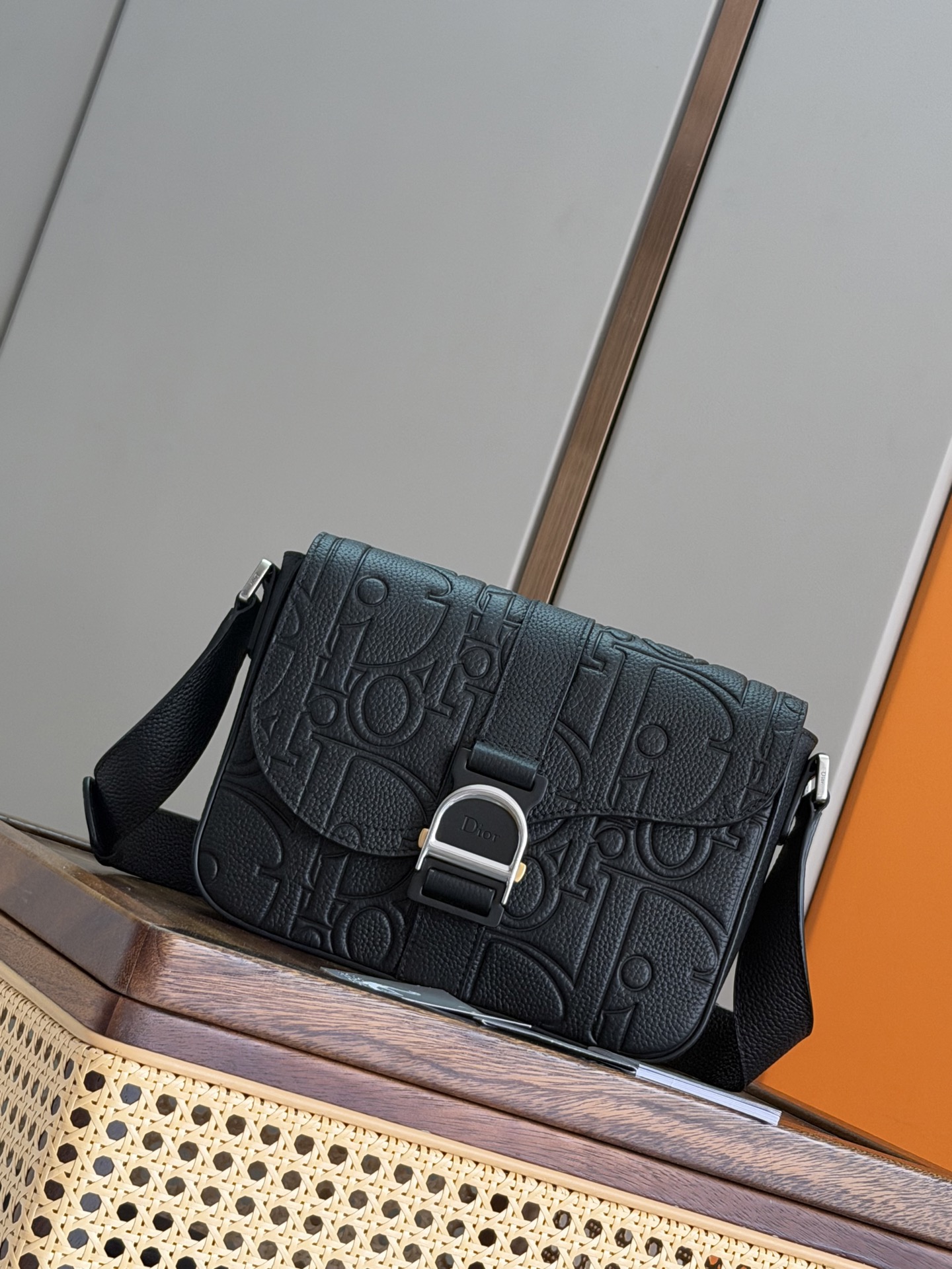 NO:855270,P [Genuine development, top quality original] This Heritage saddle flap messenger bag is exquisite, fashionable and unique. It combines Oblique printed fabric with grained cow leather, with an elegant saddle flap decorated with Heritage buckle, highlighting the signature of classic craftsmanship. With adjustable shoulder strap, it can be comfortably carried on the shoulder or cross-body, ideal for daily use. Main body cotton, technical fabric, cow leather Lining cotton, cow leather  Main compartment with saddle flap and Heritage buckle with Dior logo Internal slip pocket Back slip pocket Adjustable nylon jacquard shoulder strap Dior embossed logo on the interior Dust bag included Made in Italy Dimensions 23 x 17.5 x 6 cm (L x H x W) Main compartment can accommodate various mobile phone models Reference: 93965 Black cloth Blue cloth  Full leather, Dior men's bag, dior, dior, cowhide19860909P  [正品开发 顶级原单] 这款 Heritage 马鞍翻盖信使包款式精巧时尚,别具一格.将 Oblique 印花面料与粒面牛皮革相结合,搭配优雅的马鞍翻盖,饰以 Heritage 搭扣,突显经典精湛工艺的标志.搭配可调节肩带,可舒适肩背或斜挎,是日常使用的理想之选. 主体棉,科技面料,牛皮革 里料棉,牛皮革 主隔层搭配马鞍翻盖和饰以 Dior 标志的 Heritage 搭扣 内部插袋 背面插袋 可调节尼龙提花肩带 内部饰有 Dior 压花标志 内含防尘袋 意大利制造 尺寸23 x 17.5 x 6 厘米（长 x 高 x 宽） 主隔层可收纳各种型号的手机 编号: 93965 黑布 蓝布 全皮,迪奥男包,dior,dior,cowhide,Bag
