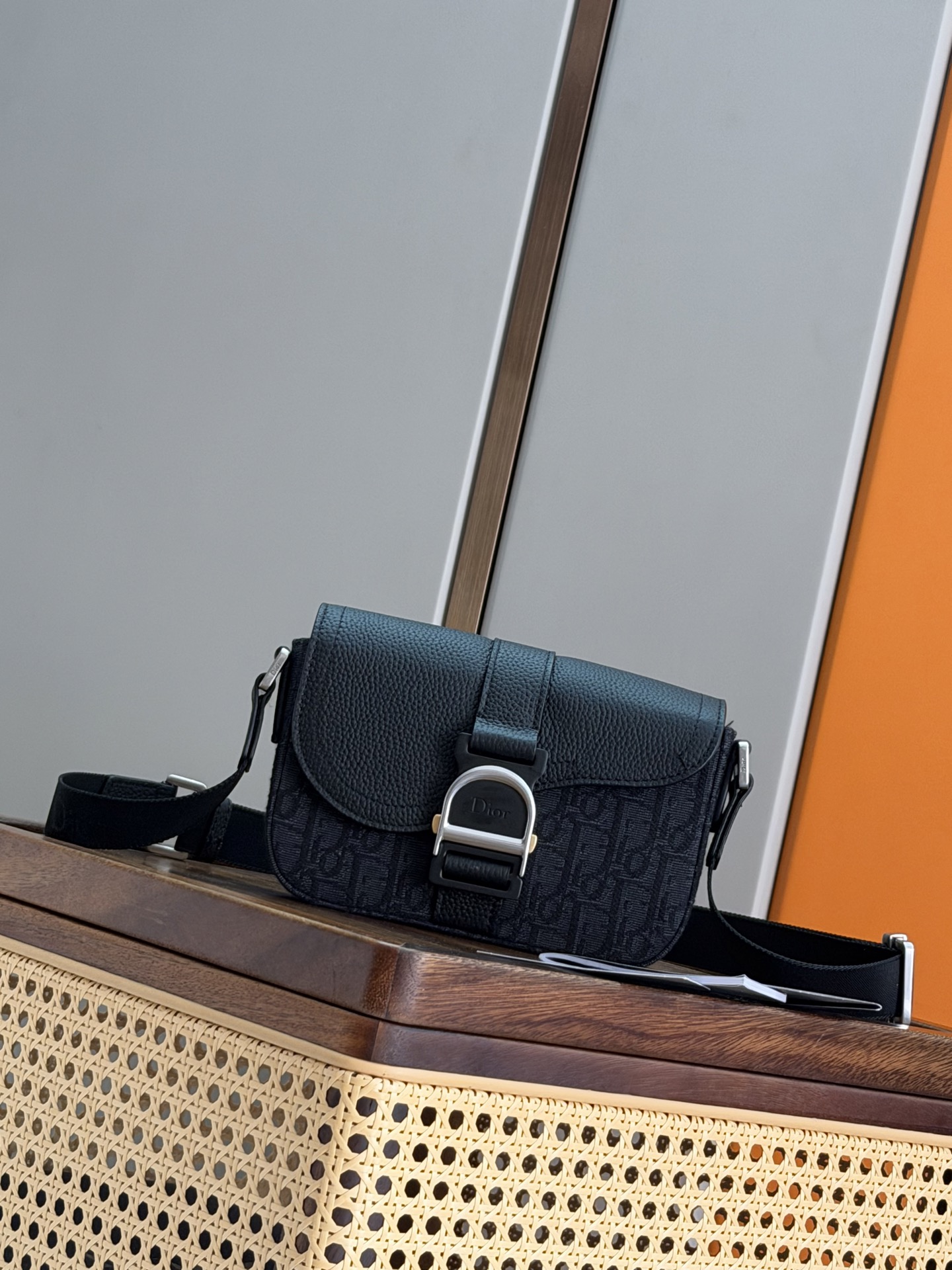NO:855288,P [Genuine development, top quality original] This Heritage saddle flap messenger bag is exquisite, fashionable and unique. It combines Oblique printed fabric with grained cow leather, with an elegant saddle flap decorated with Heritage buckle, highlighting the signature of classic craftsmanship. With adjustable shoulder strap, it can be comfortably carried on the shoulder or cross-body, ideal for daily use. Main body cotton, technical fabric, cow leather Lining cotton, cow leather  Main compartment with saddle flap and Heritage buckle with Dior logo Internal slip pocket Back slip pocket Adjustable nylon jacquard shoulder strap Dior embossed logo on the interior Dust bag included Made in Italy Dimensions 20 x 13.5 x 5.5 cm (L x H x W) Main compartment can accommodate various mobile phone models Reference: 93966 Black cloth Blue cloth  Full leather, Dior men's bag, dior, dior, cowhide19860909P  [正品开发 顶级原单] 这款 Heritage 马鞍翻盖信使包款式精巧时尚,别具一格.将 Oblique 印花面料与粒面牛皮革相结合,搭配优雅的马鞍翻盖,饰以 Heritage 搭扣,突显经典精湛工艺的标志.搭配可调节肩带,可舒适肩背或斜挎,是日常使用的理想之选. 主体棉,科技面料,牛皮革 里料棉,牛皮革 主隔层搭配马鞍翻盖和饰以 Dior 标志的 Heritage 搭扣 内部插袋 背面插袋 可调节尼龙提花肩带 内部饰有 Dior 压花标志 内含防尘袋 意大利制造 尺寸20 x 13.5 x 5.5 厘米（长 x 高 x 宽） 主隔层可收纳各种型号的手机 编号: 93966 黑布 蓝布 全皮,迪奥男包,dior,dior,cowhide,Bag