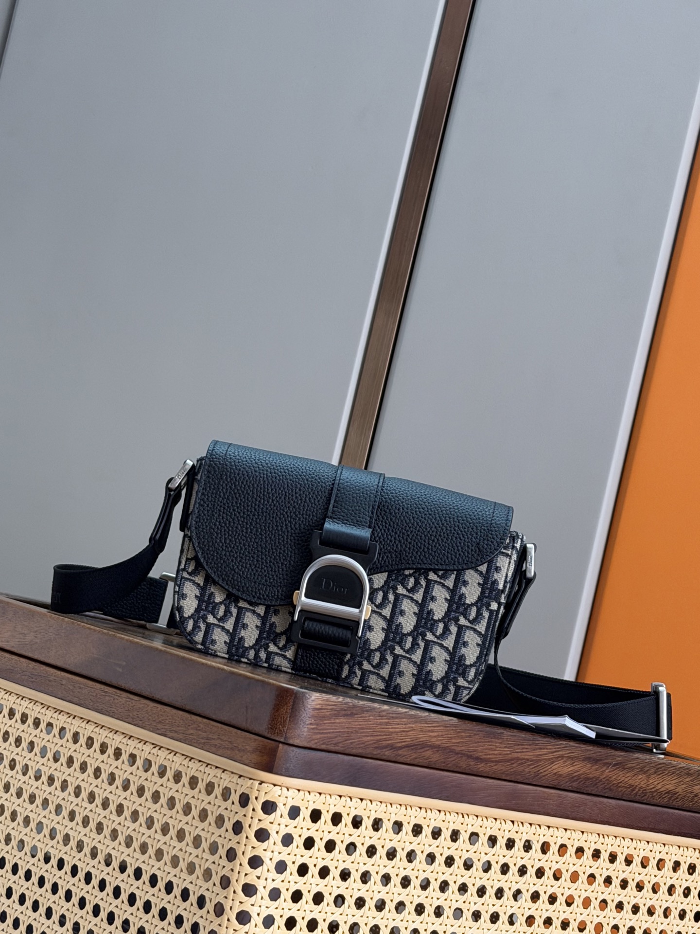 NO:855308,P [Genuine development, top quality original] This Heritage saddle flap messenger bag is exquisite, fashionable and unique. It combines Oblique printed fabric with grained cow leather, with an elegant saddle flap decorated with Heritage buckle, highlighting the signature of classic craftsmanship. With adjustable shoulder strap, it can be comfortably carried on the shoulder or cross-body, ideal for daily use. Main body cotton, technical fabric, cow leather Lining cotton, cow leather  Main compartment with saddle flap and Heritage buckle with Dior logo Internal slip pocket Back slip pocket Adjustable nylon jacquard shoulder strap Dior embossed logo on the interior Dust bag included Made in Italy Dimensions 20 x 13.5 x 5.5 cm (L x H x W) Main compartment can accommodate various mobile phone models Reference: 93966 Black cloth Blue cloth  Full leather, Dior men's bag, dior, dior, cowhide19860909P  [正品开发 顶级原单] 这款 Heritage 马鞍翻盖信使包款式精巧时尚,别具一格.将 Oblique 印花面料与粒面牛皮革相结合,搭配优雅的马鞍翻盖,饰以 Heritage 搭扣,突显经典精湛工艺的标志.搭配可调节肩带,可舒适肩背或斜挎,是日常使用的理想之选. 主体棉,科技面料,牛皮革 里料棉,牛皮革 主隔层搭配马鞍翻盖和饰以 Dior 标志的 Heritage 搭扣 内部插袋 背面插袋 可调节尼龙提花肩带 内部饰有 Dior 压花标志 内含防尘袋 意大利制造 尺寸20 x 13.5 x 5.5 厘米（长 x 高 x 宽） 主隔层可收纳各种型号的手机 编号: 93966 黑布 蓝布 全皮,迪奥男包,dior,dior,cowhide,Bag