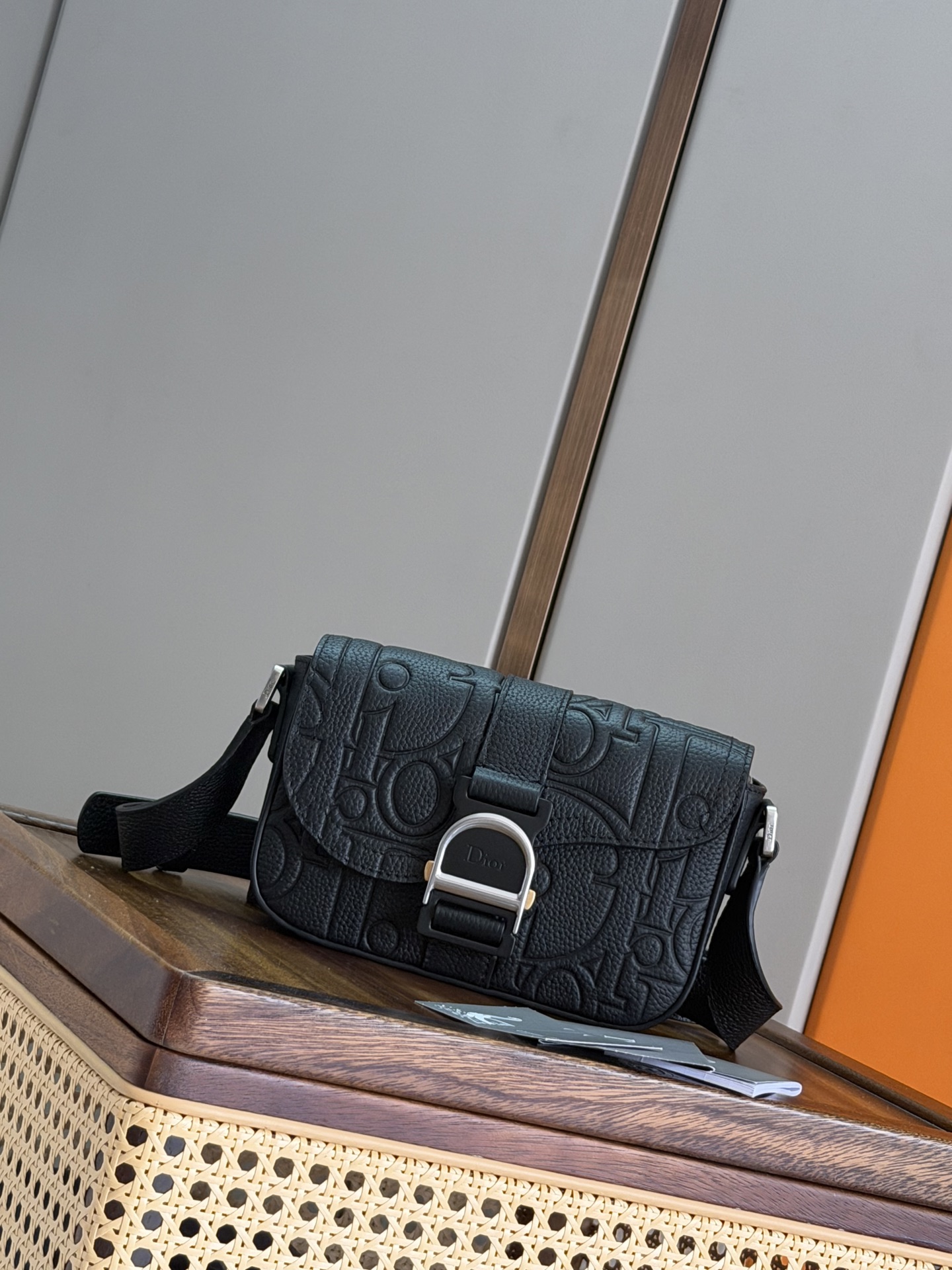 NO:855226,P [Genuine development, top quality original] This Heritage saddle flap messenger bag is exquisite, fashionable and unique. It combines Oblique printed fabric with grained cow leather, with an elegant saddle flap decorated with Heritage buckle, highlighting the signature of classic craftsmanship. With adjustable shoulder strap, it can be comfortably carried on the shoulder or cross-body, ideal for daily use. Main body cotton, technical fabric, cow leather Lining cotton, cow leather  Main compartment with saddle flap and Heritage buckle with Dior logo Internal slip pocket Back slip pocket Adjustable nylon jacquard shoulder strap Dior embossed logo on the interior Dust bag included Made in Italy Dimensions 20 x 13.5 x 5.5 cm (L x H x W) Main compartment can accommodate various mobile phone models Reference: 93966 Black cloth Blue cloth  Full leather, Dior men's bag, dior, dior, cowhide19860909P  [正品开发 顶级原单] 这款 Heritage 马鞍翻盖信使包款式精巧时尚,别具一格.将 Oblique 印花面料与粒面牛皮革相结合,搭配优雅的马鞍翻盖,饰以 Heritage 搭扣,突显经典精湛工艺的标志.搭配可调节肩带,可舒适肩背或斜挎,是日常使用的理想之选. 主体棉,科技面料,牛皮革 里料棉,牛皮革 主隔层搭配马鞍翻盖和饰以 Dior 标志的 Heritage 搭扣 内部插袋 背面插袋 可调节尼龙提花肩带 内部饰有 Dior 压花标志 内含防尘袋 意大利制造 尺寸20 x 13.5 x 5.5 厘米（长 x 高 x 宽） 主隔层可收纳各种型号的手机 编号: 93966 黑布 蓝布 全皮,迪奥男包,dior,dior,cowhide,Bag