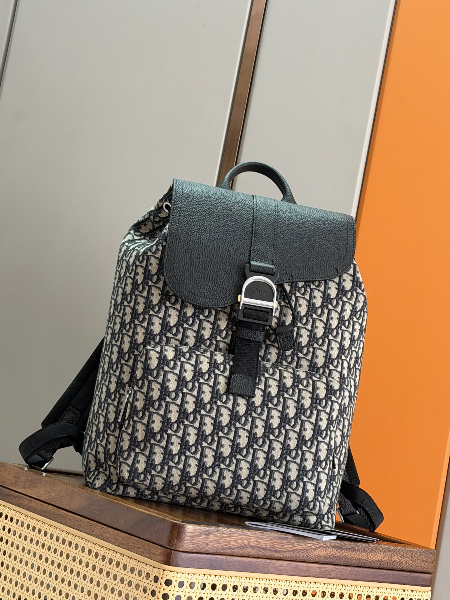 NO:855238,P [Genuine development, top quality original] This Heritage saddle flap backpack adopts a fashionable original design, highlighting the saddle style. It is carefully made of black Oblique printed fabric and decorated with tonal grained cow leather details to enhance the style. There is a spacious compartment under the saddle flap embellished with Heritage aluminum buckles, which can store a variety of daily necessities. The front zipper pocket can store wallets, keys, headphones or mobile phones for easy access. Practical and versatile, it is the finishing touch of various looks.  Body in technical fabric, cotton, cow leather Lining in cotton, cow leather Main compartment with saddle flap and Heritage buckle and drawstring with Dior signature Internal flat computer compartment 2 internal slip pockets Front zip pocket Side zip pockets Leather top handle Adjustable padded shoulder straps Padded mesh back with Dior signature Interior embossed Dior signature Dust bag included Made in Italy Dimensions 31 x 42 x 15  cm (Length x Height x Width) Main compartment can store 1 15-inch laptop, A4 files and 1 tablet No.: 93967 Black cloth blue cloth,Dior men's bag,dior,dior,wallets,backpacks,cowhide19860909P [正品开发 顶级原单] 这款 Heritage 马鞍翻盖双肩背包采用时尚的原创设计,突显马鞍风格.采用黑色 Oblique 印花面料精心制作,饰以同色调粒面牛皮革细节提升格调.点缀以 Heritage 铝扣的马鞍翻盖下设有一个宽敞的隔层,可收纳各种日常用品.正面拉链口袋可收纳钱包、钥匙、耳机或手机,便于轻松取用.实用百搭,是各式造型的点睛之笔. 主体科技面料,棉,牛皮革 里料棉,牛皮革 主隔层搭配马鞍翻盖和饰以 Dior 标志的 Heritage 搭扣及抽绳 内部扁平电脑隔层 2 个内部插袋 正面拉链口袋 侧面拉链口袋 皮革顶部手柄 可调节加垫肩带 背面采用加垫网眼织物,饰以 Dior 标志 内部饰有 Dior 压花标志 内含防尘袋 意大利制造 尺寸31 x 42 x 15 厘米（长 x 高 x 宽） 主隔层可收纳 1 部 15 英寸笔记本电脑、A4 文件和 1 部平板电脑 编号: 93967 黑布 蓝布,迪奥男包,dior,dior,wallets,backpacks,cowhide,Bag