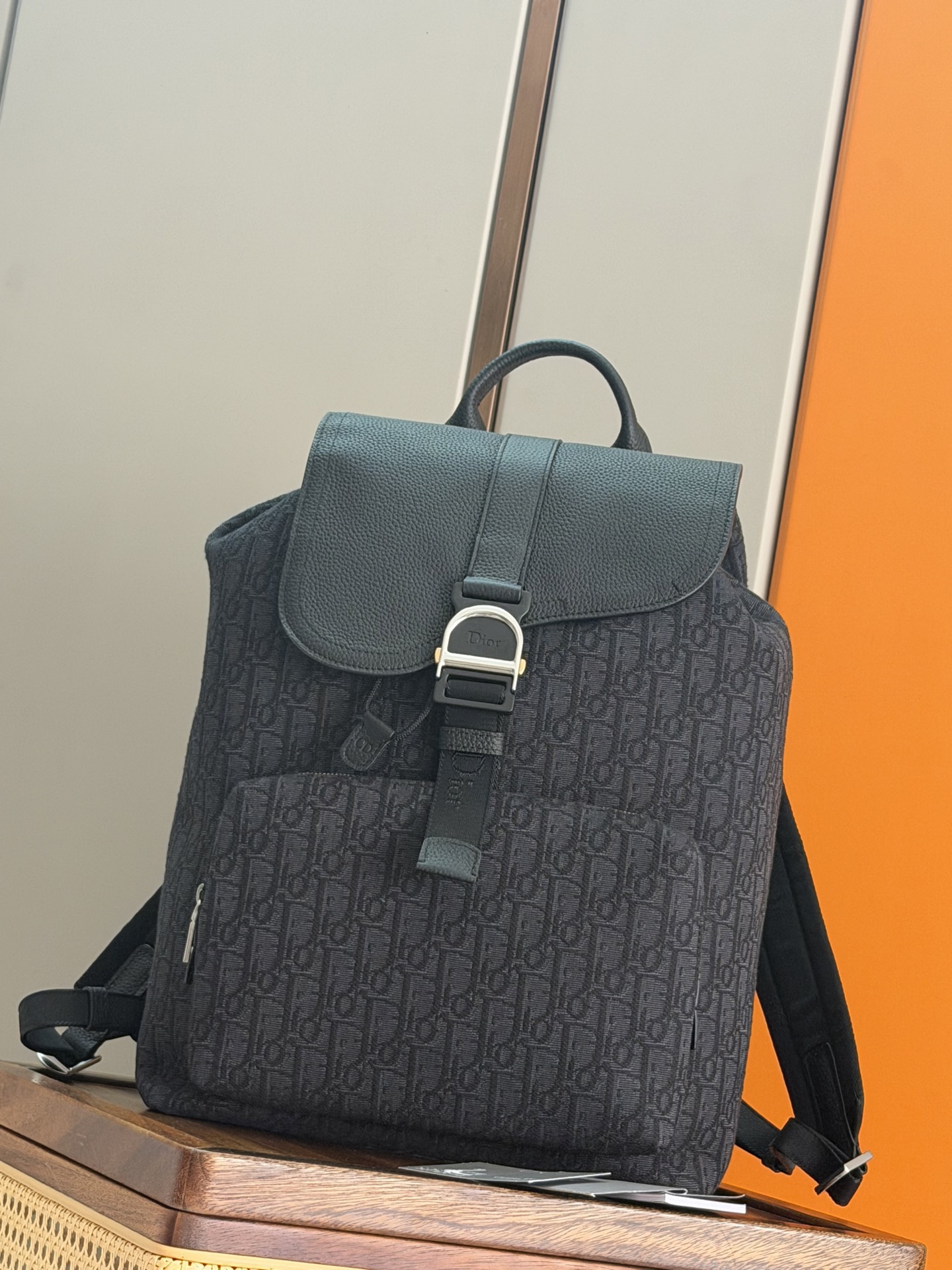 NO:855259,P [Genuine development, top quality original] This Heritage saddle flap backpack adopts a fashionable original design, highlighting the saddle style. It is carefully made of black Oblique printed fabric and decorated with tonal grained cow leather details to enhance the style. There is a spacious compartment under the saddle flap embellished with Heritage aluminum buckles, which can store a variety of daily necessities. The front zipper pocket can store wallets, keys, headphones or mobile phones for easy access. Practical and versatile, it is the finishing touch of various looks.  Body in technical fabric, cotton, cow leather Lining in cotton, cow leather Main compartment with saddle flap and Heritage buckle and drawstring with Dior signature Internal flat computer compartment 2 internal slip pockets Front zip pocket Side zip pockets Leather top handle Adjustable padded shoulder straps Padded mesh back with Dior signature Interior embossed Dior signature Dust bag included Made in Italy Dimensions 31 x 42 x 15  cm (Length x Height x Width) Main compartment can store 1 15-inch laptop, A4 files and 1 tablet No.: 93967 Black cloth blue cloth,Dior men's bag,dior,dior,wallets,backpacks,cowhide19860909P [正品开发 顶级原单] 这款 Heritage 马鞍翻盖双肩背包采用时尚的原创设计,突显马鞍风格.采用黑色 Oblique 印花面料精心制作,饰以同色调粒面牛皮革细节提升格调.点缀以 Heritage 铝扣的马鞍翻盖下设有一个宽敞的隔层,可收纳各种日常用品.正面拉链口袋可收纳钱包、钥匙、耳机或手机,便于轻松取用.实用百搭,是各式造型的点睛之笔. 主体科技面料,棉,牛皮革 里料棉,牛皮革 主隔层搭配马鞍翻盖和饰以 Dior 标志的 Heritage 搭扣及抽绳 内部扁平电脑隔层 2 个内部插袋 正面拉链口袋 侧面拉链口袋 皮革顶部手柄 可调节加垫肩带 背面采用加垫网眼织物,饰以 Dior 标志 内部饰有 Dior 压花标志 内含防尘袋 意大利制造 尺寸31 x 42 x 15 厘米（长 x 高 x 宽） 主隔层可收纳 1 部 15 英寸笔记本电脑、A4 文件和 1 部平板电脑 编号: 93967 黑布 蓝布,迪奥男包,dior,dior,wallets,backpacks,cowhide,Bag