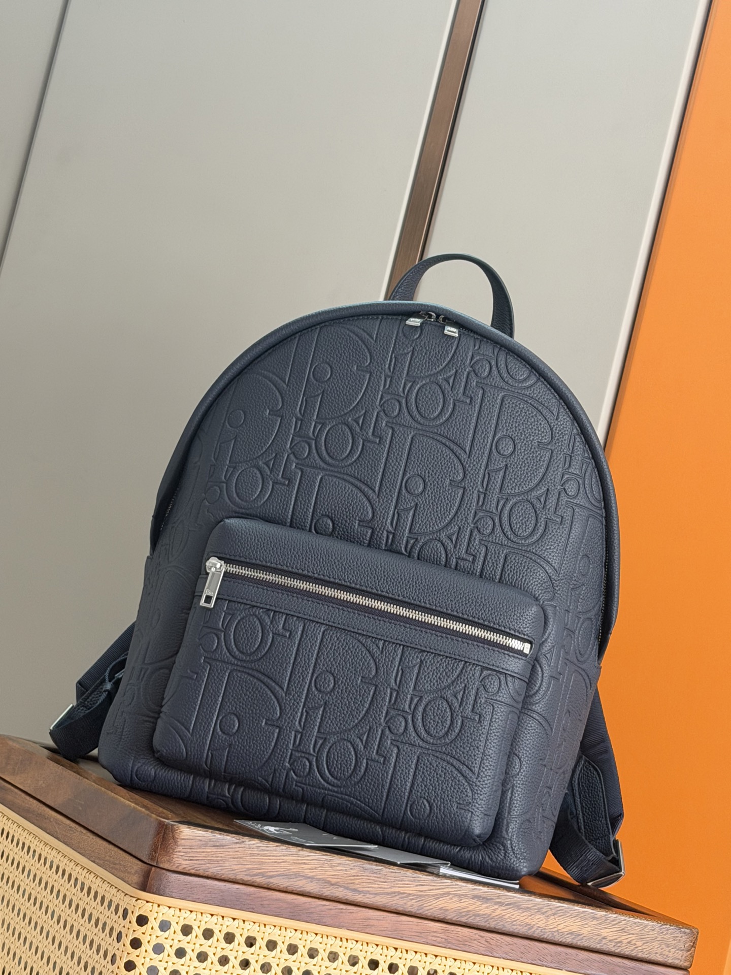 NO:855280,P (genuine development, top quality original) This Rider 2.0 backpack is a new product in the 2026 autumn and summer men's wear series, launching a new version of Dior's classic items. Dior Gravity printed effect leather uses embossing technology to delicately present the classic pattern on the blue cow leather, and is decorated with the Dior logo on the front, fully highlighting Dior  The exquisite craftsmanship of the workshop. Two-way zipper closure, with large front zipper pocket and adjustable padded shoulder strap, it is an ideal handbag for daily life. Size 31 x 40 x 18 cm No.: 93328 Navy blue leather, Dior men's bag, dior, dior, backpacks, cowhide19860909P (正品开发 顶级原单)这款 Rider 2.0 双肩背包是二零二六秋夏季男装系列新品,为 Dior 的经典单品推出全新版本.Dior Gravity 印花效果皮革采用压花工艺将经典图案精致地呈现于蓝色牛皮革之上,正面饰以 Dior 标志,充分彰显 Dior 工坊的精湛工艺.双向拉链开合,搭配正面大号拉链口袋和可调节的加垫肩带,是日常生活的理想手袋. 尺寸31 x 40 x 18 厘米 编号: 93328 海军蓝皮,迪奥男包,dior,dior,backpacks,cowhide,Bag