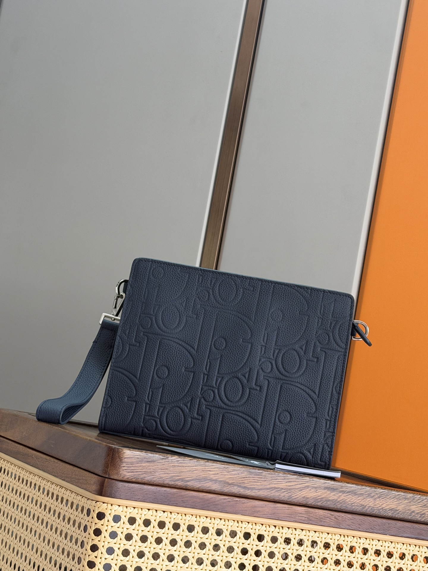 NO:855319,P Top A5 Clutch Blue Oblique Print No.: 483 Navy Blue Dimensions 27×19.5×6 cm (L×H×W) This clutch is a Dior staple. Crafted in blue Oblique printed jacquard fabric, inspired by the Dior archives, with Dior logo on the front  Signature enhances style. Features a wide zippered compartment for your phone and six card slots. Comes with a removable grained cowhide leather wrist strap that can be carried by hand or in a handbag. Interior made of smooth cowhide interior slip pocket 6 grained cowhide card slots Removable grained cowhide wristband with lobster clasp metal-clad brass Dior logo on the front with Dior embossed logo on the inside. Dust bag included, Dior men's bag, dior, dior, handbag, cowhide19860909P 顶级 A5 手拿包蓝色 Oblique 印花 编号: 483 海军蓝色 尺寸27×19.5×6厘米（长×高×宽） 这款手拿包是Dior的主打单品.采用蓝色Oblique 印花提花面料精心制作,从Dior档案汲取灵感,正面饰以Dior 标志提升格调.设有一个可收纳手机的宽大拉链隔层,还有六个卡槽.搭配可拆卸的粒面牛皮革腕带,可手提或放入手袋中. 内部采用光滑牛皮革内部插袋 6个粒面牛皮革卡槽 可拆卸粒面牛皮革腕带搭配龙虾扣正面金属覆层黄铜Dior标志内侧饰以 Dior压花标志内含防尘袋,迪奥男包,dior,dior,handbag,cowhide,Bag
