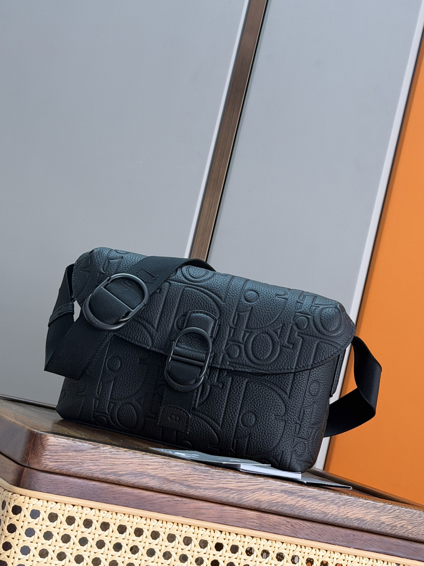 NO:855583,P [Genuine development, top quality original] This Dior Jett zipper messenger bag is an original item, designed by Jonathan Anderson for Dior. The soft and practical design with CD buckle enhances the style and highlights the Dior style. Dior Gravity printed effect leather uses embossing technology to present the classic Oblique print on the soft cow leather, highlighting the grained soft texture of the material, highlighting Dior  Exquisite craftsmanship in the atelier. Stylish style, with adjustable shoulder strap, can be worn on the shoulder or cross-body. Body made of cow leather, technical fabric lining cotton, cow leather Main zippered compartment Front magnetic flap pocket with CD buckle Internal slip pocket Adjustable nylon jacquard shoulder strap with tone-on-tone metal CD buckle Dior embossed logo on the interior Dust bag included Made in Italy Model: 93969 embossed black leather Dimensions 25 x 15 x  8 cm (length x height x width) Main compartment can store 2 mobile phones and 1 tablet, Dior men's bag, dior, dior, cowhide19860909P [正品开发 顶级原单] 这款 Dior Jett 拉链信使包是一款原创单品,由乔纳森·安德森 (Jonathan Anderson) 为 Dior 倾情设计,柔软实用的设计搭配 CD 搭扣提升格调,彰显 Dior 风范.Dior Gravity 印花效果皮革采用压花工艺将经典的 Oblique 印花呈现于柔软牛皮革之上,突显材质的粒面柔软质感,彰显 Dior 工坊的精湛工艺.款式时尚,搭配可调节肩带,可肩背或斜挎. 主体牛皮革,科技面料 里料棉,牛皮革 拉链主隔层 正面磁性翻盖口袋搭配 CD 搭扣 内部插袋 可调节尼龙提花肩带搭配同色调金属 CD 搭扣 内部饰有 Dior 压花标志 内含防尘袋 意大利制造 型号:93969黑皮压花 尺寸25 x 15 x 8 厘米（长 x 高 x 宽） 主隔层可收纳 2 部手机和 1 台平板电脑,迪奥男包,dior,dior,cowhide,Bag