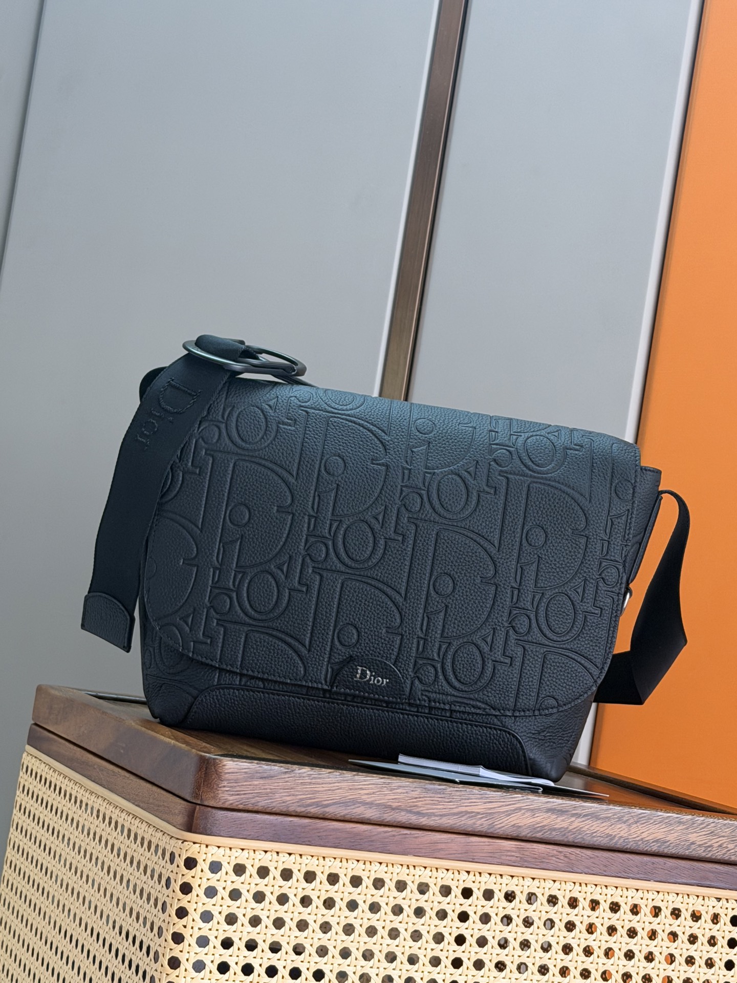 NO:855604,P [Genuine development, top quality original] This Dior Jett zipper messenger bag is an original item, designed by Jonathan Anderson for Dior. The soft and practical design with CD buckle enhances the style and highlights the Dior style. Dior Gravity printed effect leather uses embossing technology to present the classic Oblique print on the soft cow leather, highlighting the grained soft texture of the material, highlighting Dior  Exquisite craftsmanship in the atelier. Stylish style with adjustable shoulder strap for shoulder or cross-body wear. Body in cow leather, technical fabric lining cotton, cow leather Main compartment with zipper Front magnetic flap pocket with CD buckle Internal slip pocket Adjustable nylon jacquard shoulder strap with tone-on-tone metal CD buckle Dior embossed logo on the interior Dust bag included Made in Italy Model: 93971 Black leather embossed Size 25 x  21 x 11 cm (L x H x W) Main compartment holds 2 mobile phones and 1 tablet Dimensions and weight details may vary depending on product material,Dior men's bag,dior,dior,cowhide19860909P [正品开发 顶级原单] 这款 Dior Jett 拉链信使包是一款原创单品,由乔纳森·安德森 (Jonathan Anderson) 为 Dior 倾情设计,柔软实用的设计搭配 CD 搭扣提升格调,彰显 Dior 风范.Dior Gravity 印花效果皮革采用压花工艺将经典的 Oblique 印花呈现于柔软牛皮革之上,突显材质的粒面柔软质感,彰显 Dior 工坊的精湛工艺.款式时尚,搭配可调节肩带,可肩背或斜挎. 主体牛皮革,科技面料 里料棉,牛皮革 拉链主隔层 正面磁性翻盖口袋搭配 CD 搭扣 内部插袋 可调节尼龙提花肩带搭配同色调金属 CD 搭扣 内部饰有 Dior 压花标志 内含防尘袋 意大利制造 型号: 93971 黑皮压花 尺寸25 x 21 x 11 厘米（长 x 高 x 宽） 主隔层可收纳 2 部手机和 1 台平板电脑 尺寸和重量详情可能因产品材质而有所不同,迪奥男包,dior,dior,cowhide,Bag