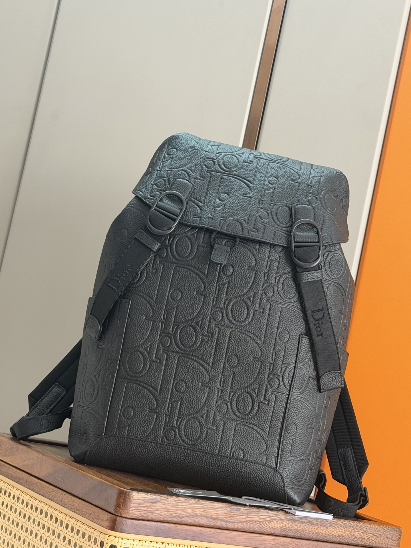 NO:855622,P [Top Original Original Genuine Development] This new Dior Jett backpack comes from Jonathan Anderson's Dior debut series, highlighting fashion and practical design. It is carefully made of black Oblique printed fabric and other materials, with a metal-coated metal CD buckle to enhance the style and highlight the classic beauty. Dimensions 29 x 42 x 17 cm Number: 93955  Black leather embossed, Dior men's bag, dior, dior, backpacks19860909P [顶级原单 正品开发] 这款全新的 Dior Jett 双肩背包来自乔纳森·安德森 (Jonathan Anderson) 的 Dior 首秀系列,彰显时尚和实用的设计.采用黑色 Oblique 印花面料等材质精心制作,搭配金属覆层金属 CD 搭扣提升格调,彰显经典美感. 尺寸29 x 42 x 17 厘米 编号: 93955 黑皮压花,迪奥男包,dior,dior,backpacks,Bag