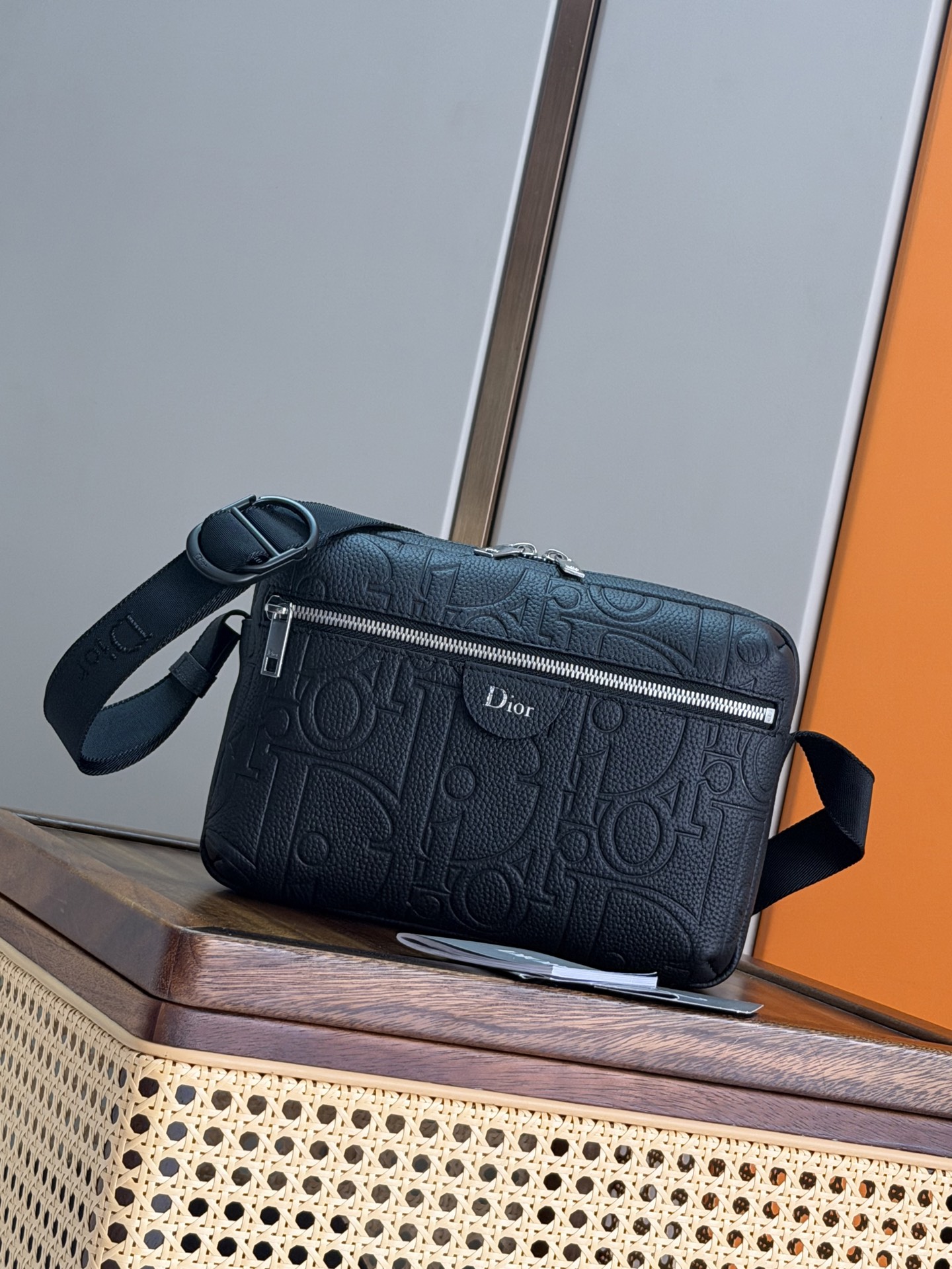 NO:855639,P [Genuinely developed, top-quality original] This Rider zipper messenger bag is practical and compact, ideal for daily use. Dior Gravity printed effect leather uses an embossing process to present the classic Oblique print on soft cow leather, highlighting the grain and soft texture of the material, highlighting the exquisite craftsmanship of the Dior workshop. Equipped with an adjustable shoulder strap, it can be carried on the shoulder or crossbody, and the CD buckle adds a fashionable style. Main body cow leather, technical fabric  Lining cotton, cow leather Main compartment with two-way zip closure Front zip pocket Interior slip pocket Back slip pocket Adjustable nylon jacquard shoulder strap with CD buckle Heat-embossed Dior logo on the front Dior embossed logo on the interior Dust bag included Made in Italy Reference 93972 Black cloth Blue cloth Black leather embossed Dimensions 23 x 15 x 6.5 cm (L x H x W)  The main compartment can store 2 mobile phones and 1 tablet. The length of the shoulder strap is 103.5 - 139 cm. The length from the top of the shoulder strap to the top of the handbag is 42 - 60.5 cm. Dior men's bag, dior, dior, cowhide19860909P [正品开发 顶级原单] 这款 Rider 拉链信使包实用而精巧,是日常使用的理想之选.Dior Gravity 印花效果皮革采用压花工艺将经典的 Oblique 印花呈现于柔软牛皮革之上,突显材质的粒面和柔软质感,彰显 Dior 工坊的精湛工艺.搭配可调节肩带,可肩背或斜挎,CD 搭扣增添时尚风范. 主体牛皮革,科技面料 里料棉,牛皮革 主隔层搭配双向拉链开合 正面拉链口袋 内部插袋 背面插袋 可调节尼龙提花肩带搭配 CD 搭扣 正面饰以热压 Dior 标志 内部饰有 Dior 压花标志 内含防尘袋 意大利制造 型号93972 黑布 蓝布 黑皮压花 尺寸23 x 15 x 6.5 厘米（长 x 高 x 宽） 主隔层可收纳 2 部手机和 1 台平板电脑 肩带长度103.5 - 139 厘米 肩带顶端至手袋顶端长度42 - 60.5 厘米,迪奥男包,dior,dior,cowhide,Bag