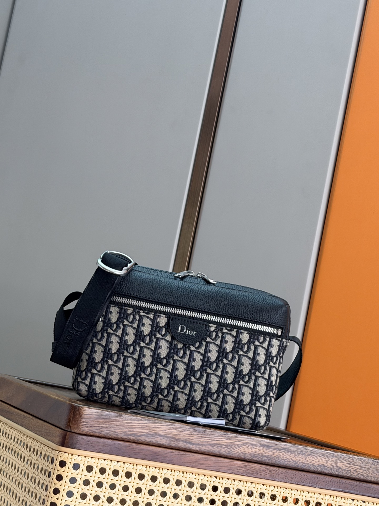NO:855573,P [Genuinely developed, top-quality original] This Rider zipper messenger bag is practical and compact, ideal for daily use. Dior Gravity printed effect leather uses an embossing process to present the classic Oblique print on soft cow leather, highlighting the grain and soft texture of the material, highlighting the exquisite craftsmanship of the Dior workshop. Equipped with an adjustable shoulder strap, it can be carried on the shoulder or crossbody, and the CD buckle adds a fashionable style. Main body cow leather, technical fabric  Lining cotton, cow leather Main compartment with two-way zip closure Front zip pocket Interior slip pocket Back slip pocket Adjustable nylon jacquard shoulder strap with CD buckle Heat-embossed Dior logo on the front Dior embossed logo on the interior Dust bag included Made in Italy Reference 93972 Black cloth Blue cloth Black leather embossed Dimensions 23 x 15 x 6.5 cm (L x H x W)  The main compartment can store 2 mobile phones and 1 tablet. Shoulder strap length 103.5 - 139 cm. Length from top of shoulder strap to top of handbag - 60.5 cm, Dior men's bag, dior, dior, cowhide19860909P [正品开发 顶级原单] 这款 Rider 拉链信使包实用而精巧,是日常使用的理想之选.Dior Gravity 印花效果皮革采用压花工艺将经典的 Oblique 印花呈现于柔软牛皮革之上,突显材质的粒面和柔软质感,彰显 Dior 工坊的精湛工艺.搭配可调节肩带,可肩背或斜挎,CD 搭扣增添时尚风范. 主体牛皮革,科技面料 里料棉,牛皮革 主隔层搭配双向拉链开合 正面拉链口袋 内部插袋 背面插袋 可调节尼龙提花肩带搭配 CD 搭扣 正面饰以热压 Dior 标志 内部饰有 Dior 压花标志 内含防尘袋 意大利制造 型号93972 黑布 蓝布 黑皮压花 尺寸23 x 15 x 6.5 厘米（长 x 高 x 宽） 主隔层可收纳 2 部手机和 1 台平板电脑 肩带长度103.5 - 139 厘米 肩带顶端至手袋顶端长度 - 60.5 厘米,迪奥男包,dior,dior,cowhide,Bag