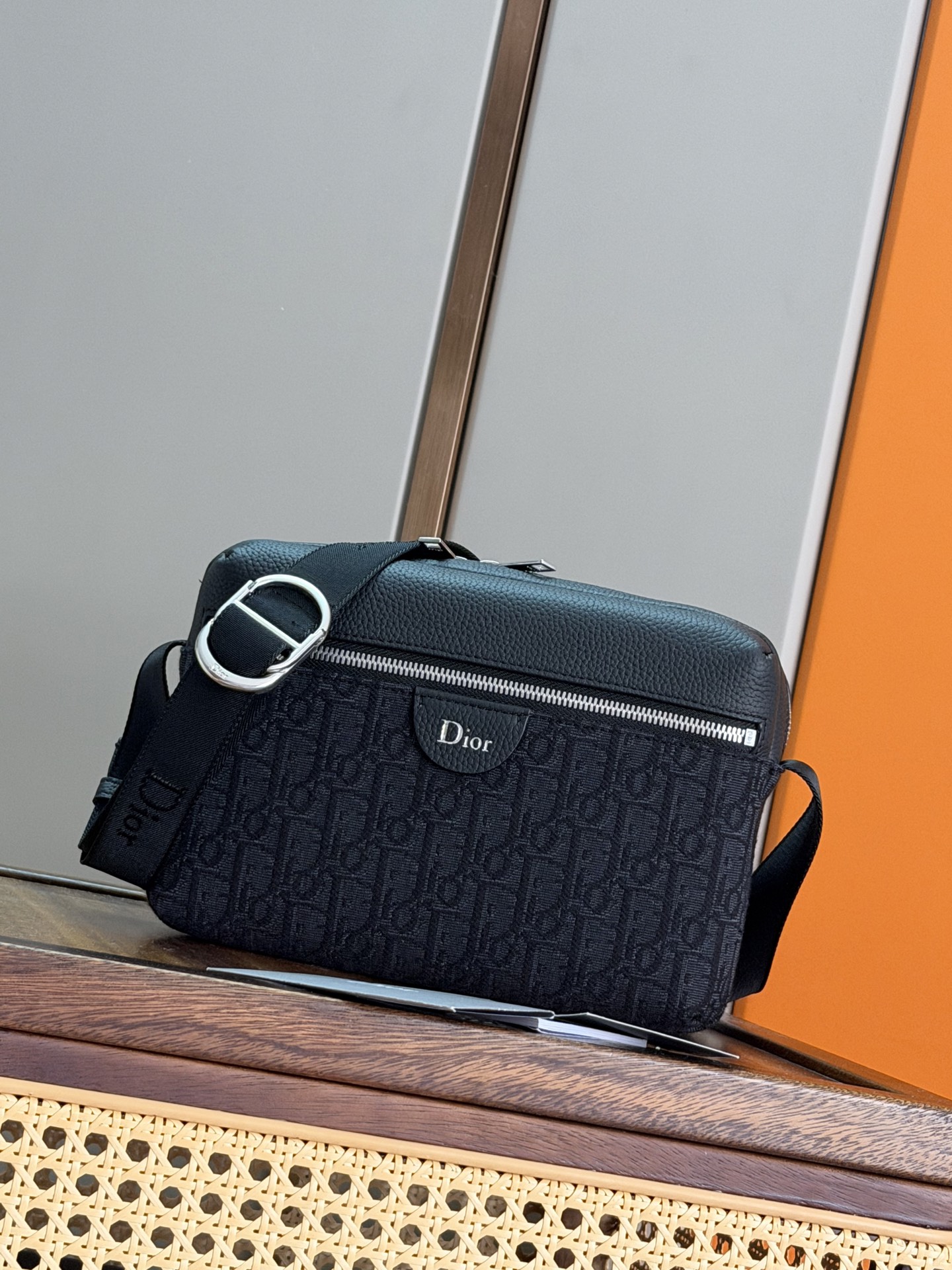 NO:855592,P [Genuinely developed, top-quality original] This Rider zipper messenger bag is practical and compact, ideal for daily use. Dior Gravity printed effect leather uses an embossing process to present the classic Oblique print on soft cow leather, highlighting the grain and soft texture of the material, highlighting the exquisite craftsmanship of the Dior workshop. Equipped with an adjustable shoulder strap, it can be carried on the shoulder or crossbody, and the CD buckle adds a fashionable style. Main body cow leather, technical fabric  Lining cotton, cow leather Main compartment with two-way zip closure Front zip pocket Interior slip pocket Back slip pocket Adjustable nylon jacquard shoulder strap with CD buckle Heat-embossed Dior logo on the front Dior embossed logo on the interior Dust bag included Made in Italy Reference 93972 Black cloth Blue cloth Black leather embossed Dimensions 23 x 15 x 6.5 cm (L x H x W)  The main compartment can store 2 mobile phones and 1 tablet. Shoulder strap length 103.5 - 139 cm. Length from top of shoulder strap to top of handbag - 60.5 cm, Dior men's bag, dior, dior, cowhide19860909P [正品开发 顶级原单] 这款 Rider 拉链信使包实用而精巧,是日常使用的理想之选.Dior Gravity 印花效果皮革采用压花工艺将经典的 Oblique 印花呈现于柔软牛皮革之上,突显材质的粒面和柔软质感,彰显 Dior 工坊的精湛工艺.搭配可调节肩带,可肩背或斜挎,CD 搭扣增添时尚风范. 主体牛皮革,科技面料 里料棉,牛皮革 主隔层搭配双向拉链开合 正面拉链口袋 内部插袋 背面插袋 可调节尼龙提花肩带搭配 CD 搭扣 正面饰以热压 Dior 标志 内部饰有 Dior 压花标志 内含防尘袋 意大利制造 型号93972 黑布 蓝布 黑皮压花 尺寸23 x 15 x 6.5 厘米（长 x 高 x 宽） 主隔层可收纳 2 部手机和 1 台平板电脑 肩带长度103.5 - 139 厘米 肩带顶端至手袋顶端长度 - 60.5 厘米,迪奥男包,dior,dior,cowhide,Bag