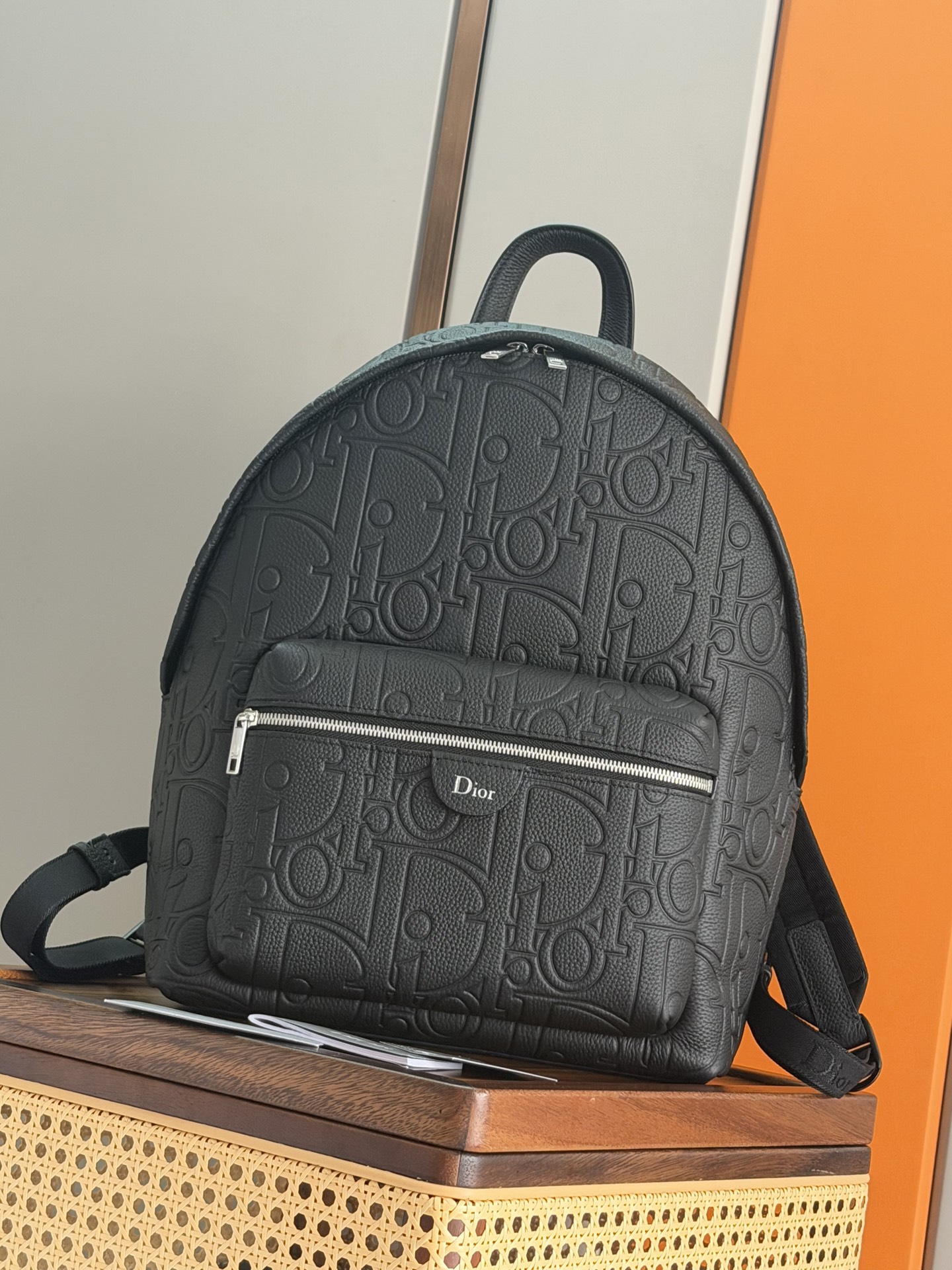 NO:855612,P [Genuine development, top quality original] This Rider zipper backpack is a new interpretation of Dior's classic item. Dior Gravity print effect leather uses embossing technology to present the classic Oblique print on soft cow leather, highlighting the grain and soft texture of the material, highlighting the exquisite craftsmanship of the Dior workshop. Details such as zipper pockets and adjustable padded shoulder straps embellished with CD buckles add a modern touch. Main technical fabric, cow leather, lining cotton, cow leather  Main compartment with two-way zip closure Internal flat computer compartment Internal slip pocket Front zip pocket Leather top handle Adjustable padded shoulder strap with CD buckle Padded mesh back with Dior signature Heat-embossed Dior signature on the front Dior embossed logo on the interior Dust bag included Made in Italy Dimensions 29.5 x 42.5 x 15 cm (L x H x W) Storage 1  15-inch laptop, documents and 1 tablet Model: 93968 black leather, Dior men's bag, dior, dior, backpacks, cowhide19860909P [正品开发 顶级原单] 这款 Rider 拉链双肩背包全新演绎 Dior 经典单品.Dior Gravity 印花效果皮革采用压花工艺将经典的 Oblique 印花呈现于柔软牛皮革之上,突显材质的粒面和柔软质感,彰显 Dior 工坊的精湛工艺.拉链口袋和点缀以 CD 搭扣的可调节加垫肩带等细节增添现代气息. 主体科技面料,牛皮革 里料棉,牛皮革 主隔层搭配双向拉链开合 内部扁平电脑隔层 内部插袋 正面拉链口袋 皮革顶部手柄 可调节加垫肩带搭配 CD 搭扣 背面采用加垫网眼织物,饰以 Dior 标志 正面饰以热压 Dior 标志 内部饰有 Dior 压花标志 内含防尘袋 意大利制造 尺寸 29.5 x 42.5 x 15 厘米（长 x 高 x 宽） 可收纳 1 部 15 英寸笔记本电脑、文件和 1 部平板电脑 型号:93968黑皮,迪奥男包,dior,dior,backpacks,cowhide,Bag