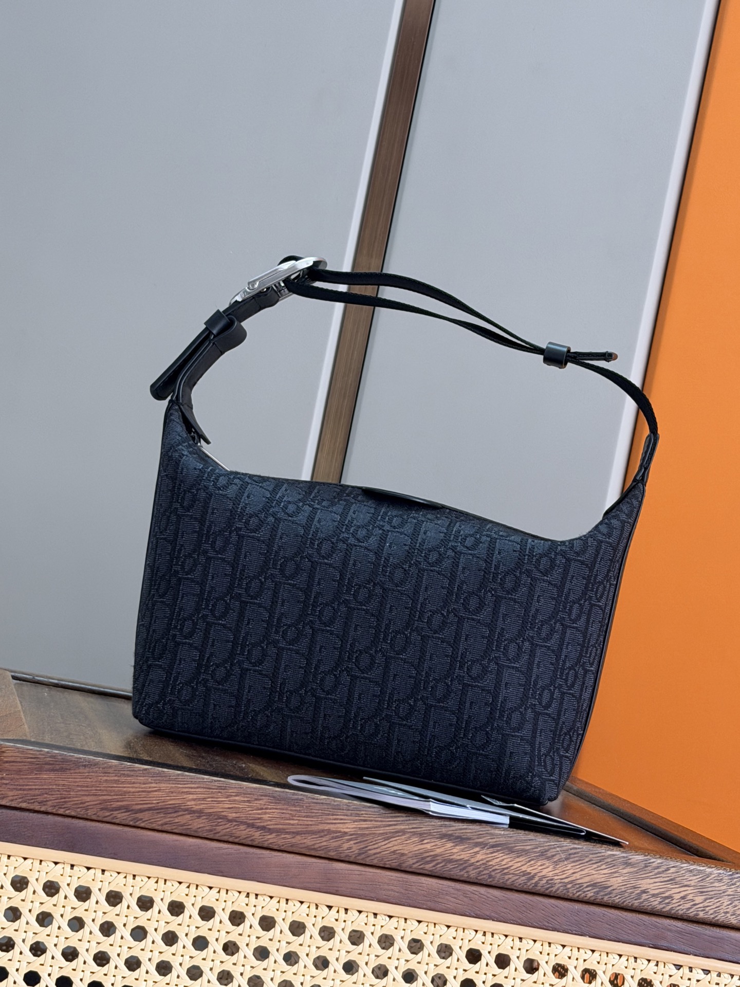 NO:855632,P [Genuinely developed, top-quality original] This Dior Jett clutch is an original item created by Jonathan Anderson, showing a sophisticated and practical design. Carefully crafted with black Oblique printed fabric and other materials, decorated with metal-coated copper alloy CD buckle to enhance style and highlight classic beauty. Main body cotton, cow leather, technical fabrics Lining cotton, cow leather Zippered main compartment Internal slip pocket Adjustable Dior leather and nylon jacquard top handle, with matching  CD buckle Embossed Dior logo on the upper front Embossed Dior logo on the interior Dust bag included. Size information Dimensions 23 x 13 x 11 cm (L x H x W) Holds 1 mobile phone and 1 card holder Length from top of handle 40 cm Length from top of handle to top of bag 20 cm Model number: 93975 black cloth  Brown cloth, Dior men's bag, dior, dior, handbag, cowhide19860909P [正品开发 顶级原单] 这款 Dior Jett 手拿包是乔纳森·安德森 (Jonathan Anderson) 打造的原创单品,彰显精巧实用的设计.采用黑色 Oblique 印花面料等材质精心制作,饰以金属覆层铜合金 CD 搭扣提升格调,彰显经典美感. 主体棉,牛皮革,科技面料 里料棉,牛皮革 拉链主隔层 内部插袋 可调节 Dior 皮革和尼龙提花顶部手柄,搭配 CD 搭扣 正面上方饰以 Dior 压花标志 内部饰有 Dior 压花标志 内含防尘袋 . 尺码信息 尺寸23 x 13 x 11 厘米（长 x 高 x 宽） 可收纳 1 部手机和 1 个卡夹 手柄顶端长度40 厘米 手柄顶端至手袋顶端长度20 厘米 型号:93975黑色布 棕色布,迪奥男包,dior,dior,handbag,cowhide,Bag