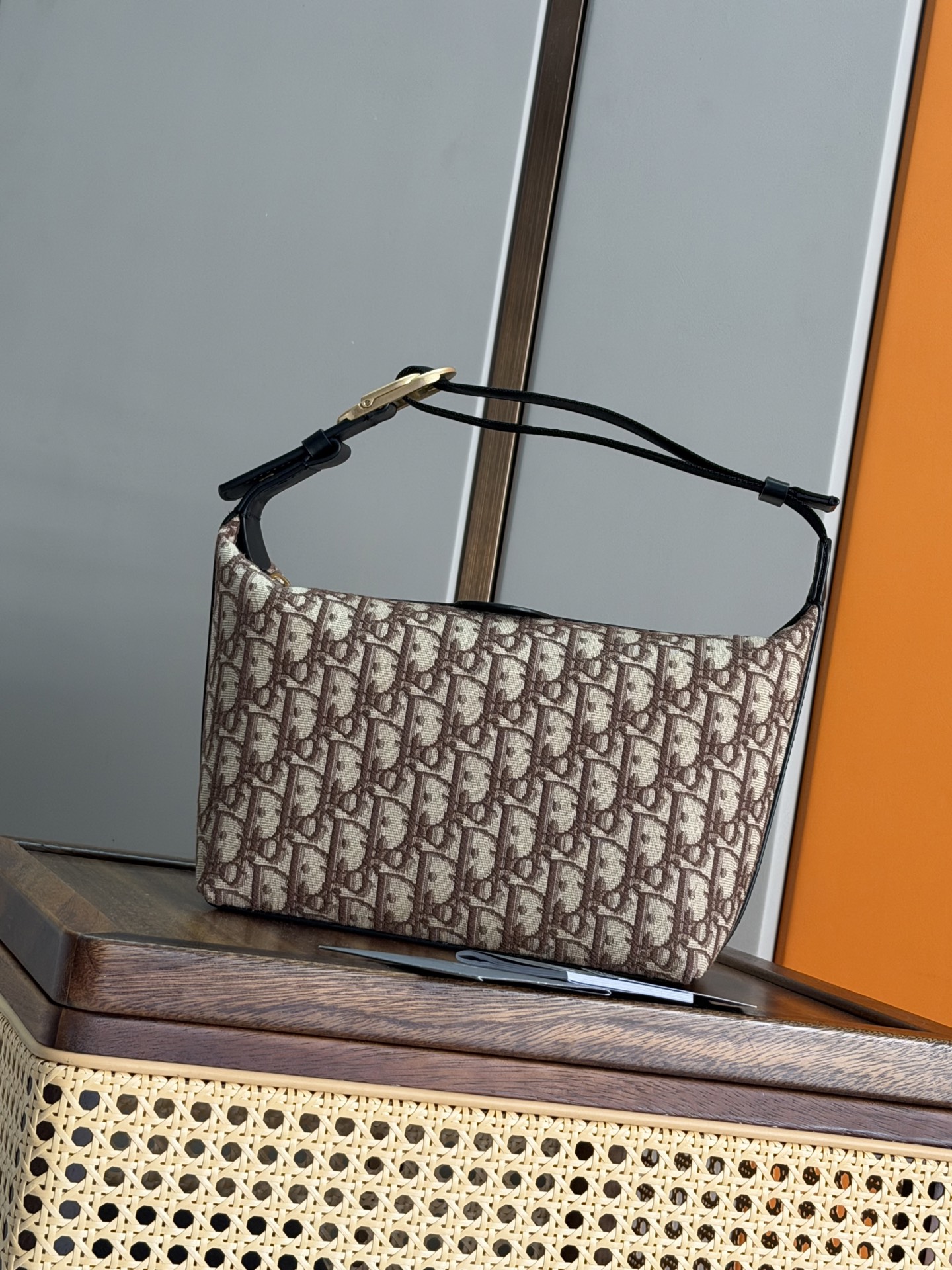 NO:855649,P [Genuinely developed, top-quality original] This Dior Jett clutch is an original item created by Jonathan Anderson, showing a sophisticated and practical design. Carefully crafted with black Oblique printed fabric and other materials, decorated with metal-coated copper alloy CD buckle to enhance style and highlight classic beauty. Main body cotton, cow leather, technical fabrics Lining cotton, cow leather Zippered main compartment Internal slip pocket Adjustable Dior leather and nylon jacquard top handle, with matching  CD buckle Embossed Dior logo on the upper front Embossed Dior logo on the interior Dust bag included. Size information Dimensions 23 x 13 x 11 cm (L x H x W) Holds 1 mobile phone and 1 card holder Length from top of handle 40 cm Length from top of handle to top of bag 20 cm Model number: 93975 black cloth  Brown cloth, Dior men's bag, dior, dior, handbag, cowhide19860909P [正品开发 顶级原单] 这款 Dior Jett 手拿包是乔纳森·安德森 (Jonathan Anderson) 打造的原创单品,彰显精巧实用的设计.采用黑色 Oblique 印花面料等材质精心制作,饰以金属覆层铜合金 CD 搭扣提升格调,彰显经典美感. 主体棉,牛皮革,科技面料 里料棉,牛皮革 拉链主隔层 内部插袋 可调节 Dior 皮革和尼龙提花顶部手柄,搭配 CD 搭扣 正面上方饰以 Dior 压花标志 内部饰有 Dior 压花标志 内含防尘袋 . 尺码信息 尺寸23 x 13 x 11 厘米（长 x 高 x 宽） 可收纳 1 部手机和 1 个卡夹 手柄顶端长度40 厘米 手柄顶端至手袋顶端长度20 厘米 型号:93975黑色布 棕色布,迪奥男包,dior,dior,handbag,cowhide,Bag