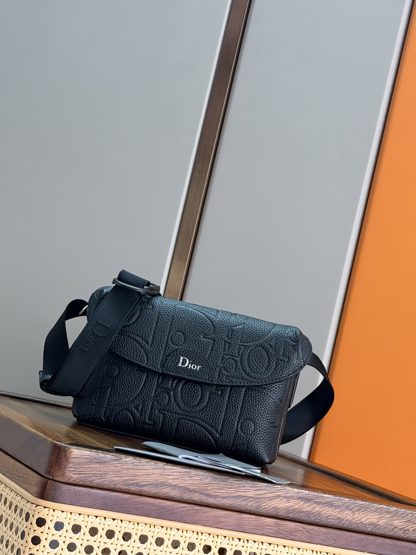 NO:855574,P [Genuine development, top quality original] This Dior Jett zipper messenger bag is an original item created by Jonathan Anderson. It is very practical in design and has a CD buckle to highlight its unique style. Dior Gravity printed effect leather uses an embossing process to present the classic Oblique print on the soft cow leather, highlighting the grained soft texture of the material and highlighting Dior  Exquisite craftsmanship in the atelier. Stylish mini style with adjustable shoulder strap for shoulder or cross-body wear. Body in cow leather, technical fabric lining cotton, cow leather Main zippered compartment Magnetic flap pocket Internal slip pocket Adjustable nylon jacquard shoulder strap with tone-on-tone metal CD buckle Dior embossed logo on the interior Dust bag included. Model: 93973 embossed black leather Dimensions 19 x 13 x 7 cm (length x 7 cm)  Height x width) The main compartment can store various types of mobile phones, Dior men's bags, dior, dior, cowhide19860909P [正品开发 顶级原单] 这款 Dior Jett 拉链信使包是乔纳森·安德森 (Jonathan Anderson) 打造的原创单品,设计非常实用,搭配 CD 搭扣彰显特色风范.Dior Gravity 印花效果皮革采用压花工艺将经典的 Oblique 印花呈现于柔软牛皮革之上,突显材质的粒面柔软质感,彰显 Dior 工坊的精湛工艺.时尚迷你款式,搭配可调节肩带,可肩背或斜挎. 主体牛皮革,科技面料 里料棉,牛皮革 拉链主隔层 磁性翻盖口袋 内部插袋 可调节尼龙提花肩带搭配同色调金属 CD 搭扣 内部饰有 Dior 压花标志 内含防尘袋 .  型号:93973黑皮压花 尺寸19 x 13 x 7 厘米（长 x 高 x 宽） 主隔层可收纳各种型号的手机,迪奥男包,dior,dior,cowhide,Bag