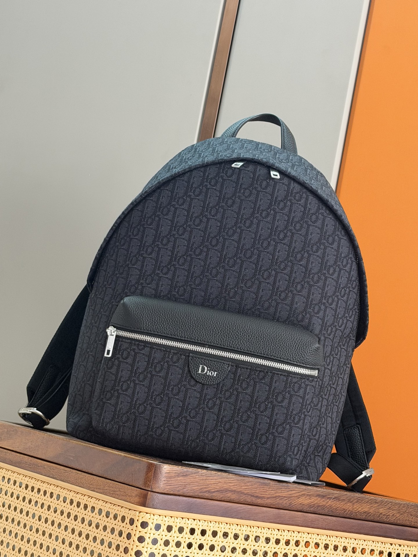 NO:855584,P [Genuine development, top quality original] This Rider zipper backpack is a new interpretation of Dior's classic item. Dior Gravity print effect leather uses embossing technology to present the classic Oblique print on soft cow leather, highlighting the grain and soft texture of the material, highlighting the exquisite craftsmanship of the Dior workshop. Details such as zipper pockets and adjustable padded shoulder straps embellished with CD buckles add a modern touch. Main technical fabric, cow leather, lining cotton, cow leather  Main compartment with two-way zip closure Internal flat computer compartment Internal slip pocket Front zip pocket Leather top handle Adjustable padded shoulder strap with CD buckle Padded mesh fabric on the back with Dior signature Heat-embossed Dior signature on the front Dior embossed logo on the interior Dust bag included. Model: 93976 Black cloth Blue cloth Dimensions 29.5 x 42.5 x 15 cm (L x 15 cm)  Height19860909P  [正品开发 顶级原单] 这款 Rider 拉链双肩背包全新演绎 Dior 经典单品.Dior Gravity 印花效果皮革采用压花工艺将经典的 Oblique 印花呈现于柔软牛皮革之上,突显材质的粒面和柔软质感,彰显 Dior 工坊的精湛工艺.拉链口袋和点缀以 CD 搭扣的可调节加垫肩带等细节增添现代气息. 主体科技面料,牛皮革 里料棉,牛皮革 主隔层搭配双向拉链开合 内部扁平电脑隔层 内部插袋 正面拉链口袋 皮革顶部手柄 可调节加垫肩带搭配 CD 搭扣 背面采用加垫网眼织物,饰以 Dior 标志 正面饰以热压 Dior 标志 内部饰有 Dior 压花标志 内含防尘袋 . 型号: 93976黑布 蓝布 尺寸29.5 x 42.5 x 15 厘米（长 x 高 x 宽） 可收纳 1 部 15 英寸笔记本电脑、文件和 1 部平板电脑,迪奥男包,dior,dior,backpacks,cowhide,Bag