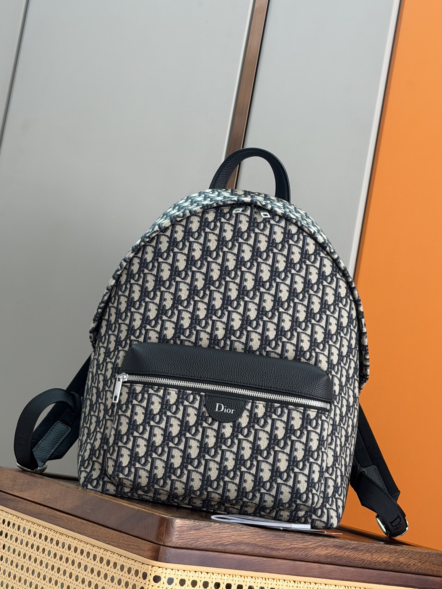 NO:855603,P [Genuine development, top quality original] This Rider zipper backpack is a new interpretation of Dior's classic item. Dior Gravity print effect leather uses embossing technology to present the classic Oblique print on soft cow leather, highlighting the grain and soft texture of the material, highlighting the exquisite craftsmanship of the Dior workshop. Details such as zipper pockets and adjustable padded shoulder straps embellished with CD buckles add a modern touch. Main technical fabric, cow leather, lining cotton, cow leather  Main compartment with two-way zip closure Internal flat computer compartment Internal slip pocket Front zip pocket Leather top handle Adjustable padded shoulder strap with CD buckle Padded mesh fabric on the back with Dior signature Heat-embossed Dior signature on the front Dior embossed logo on the interior Dust bag included. Model: 93976 Black cloth Blue cloth Dimensions 29.5 x 42.5 x 15 cm (L x 15 cm)  Height19860909P  [正品开发 顶级原单] 这款 Rider 拉链双肩背包全新演绎 Dior 经典单品.Dior Gravity 印花效果皮革采用压花工艺将经典的 Oblique 印花呈现于柔软牛皮革之上,突显材质的粒面和柔软质感,彰显 Dior 工坊的精湛工艺.拉链口袋和点缀以 CD 搭扣的可调节加垫肩带等细节增添现代气息. 主体科技面料,牛皮革 里料棉,牛皮革 主隔层搭配双向拉链开合 内部扁平电脑隔层 内部插袋 正面拉链口袋 皮革顶部手柄 可调节加垫肩带搭配 CD 搭扣 背面采用加垫网眼织物,饰以 Dior 标志 正面饰以热压 Dior 标志 内部饰有 Dior 压花标志 内含防尘袋 . 型号: 93976黑布 蓝布 尺寸29.5 x 42.5 x 15 厘米（长 x 高 x 宽） 可收纳 1 部 15 英寸笔记本电脑、文件和 1 部平板电脑,迪奥男包,dior,dior,backpacks,cowhide,Bag