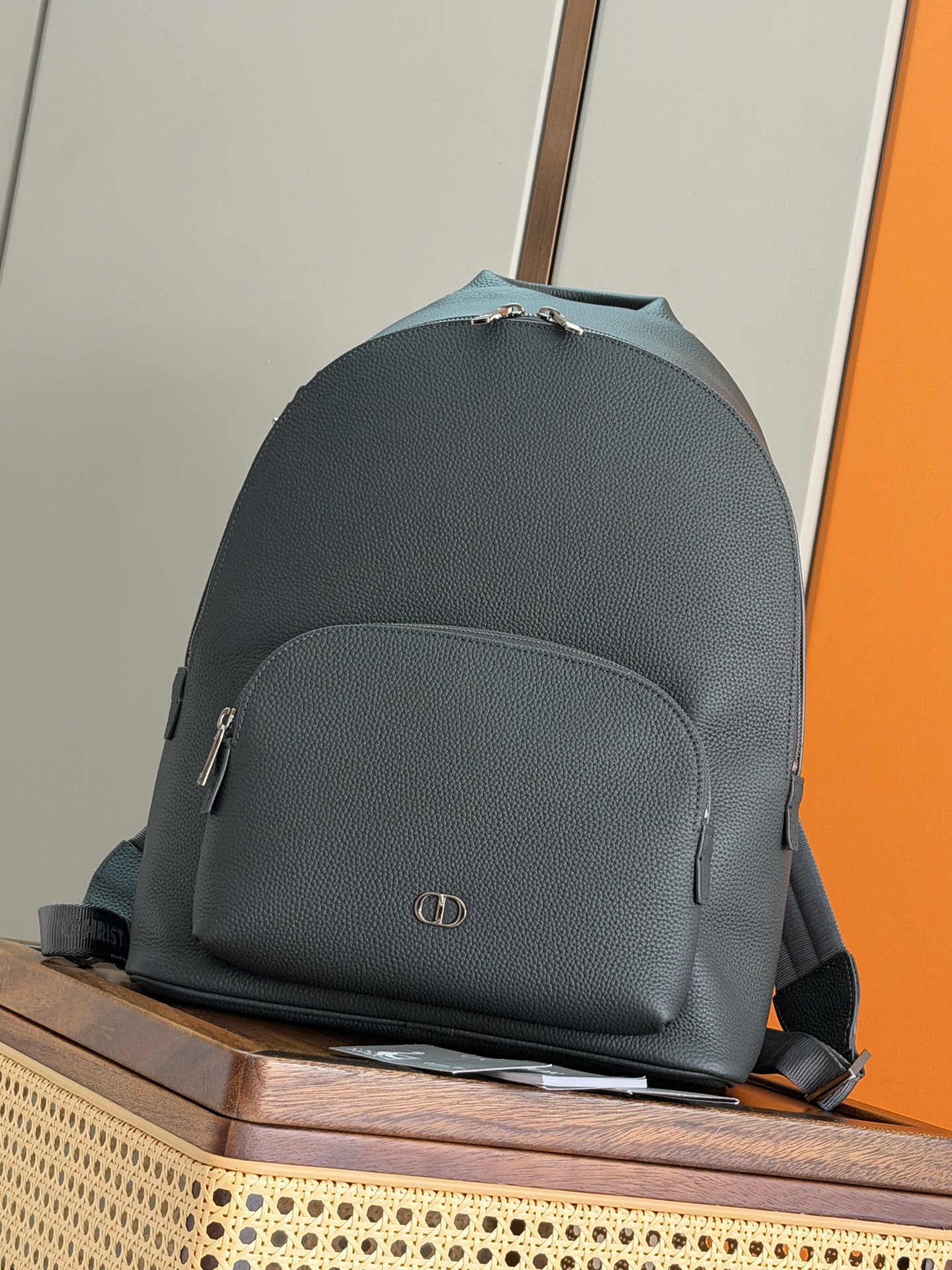 NO:855620,P [Genuine product development．  Top original order] This CD Icon zippered backpack is a new product in the 2026 autumn men's wear series. It has a simple design and showcases Dior's exquisite craftsmanship. It is carefully made of gray matte grained cow leather and is decorated with a black metal-coated CD Icon logo on the front. It is paired with a leather luggage tag hanging from a D-shaped ring and embellished with a CD embossed logo to enhance the style. The large zipper compartment has two slip pockets and a zipper pocket. The CD lining is inspired by Dior.  Made of premium tailoring. Classic style with foldable top handle and adjustable, removable shoulder strap that can be carried by hand, shoulder or cross-body to complement a variety of items. Body in cow leather Lining in technical fabrics, cotton, cow leather Zip main compartment 2 slip pockets and 1 internal zip pocket D-ring for hanging CD embossed leather luggage tag Top leather handle Adjustable, removable leather shoulder strap with lobster clasp and shoulder pad  Rear side tie bar Black metal clad copper alloy CD Icon logo on the interior Dior embossed logo on the interior Dust bag included Made in Italy Dimensions 31 x 40 x 19 cm (L x H x W) Main compartment can store 1 15-inch laptop, A4 files and 1 tablet Model number: 93933 Grey, Dior men's bag, dior, dior, cowhide19860909P [正品开发．顶级原单] 这款 CD Icon 拉链双肩包是二零二六秋季男装系列新品,简约设计,彰显 Dior 精湛工艺.采用灰色哑光粒面牛皮革精心制作,正面饰以黑色金属覆层 CD Icon 标志,搭配悬挂在 D 形饰环上的皮革行李标牌,点缀以 CD 压花标志提升格调.宽大的拉链隔层设有两个插袋和一个拉链口袋,CD 里料灵感源自 Dior 的精裁工艺.款式经典,搭配可折叠顶部手柄和可调节、可拆卸的肩带,可手提、肩背或斜挎,与各式单品相得益彰. 主体牛皮革 里料科技面料,棉,牛皮革 拉链主隔层 2 个插袋和 1 个内部拉链口袋 D 形饰环可悬挂 CD 压花皮革行李标牌 顶部皮革手柄 可调节、可拆卸的皮革肩带搭配龙虾扣和肩垫 后侧拉杆饰带 正面黑色金属覆层铜合金 CD Icon 标志 内部饰有 Dior 压花标志 内含防尘袋 意大利制造 尺寸31 x 40 x 19 厘米（长 x 高 x 宽） 主隔层可收纳 1 部 15 英寸笔记本电脑、A4 文件和 1 部平板电脑 型号:93933 灰色,迪奥男包,dior,dior,cowhide,Bag