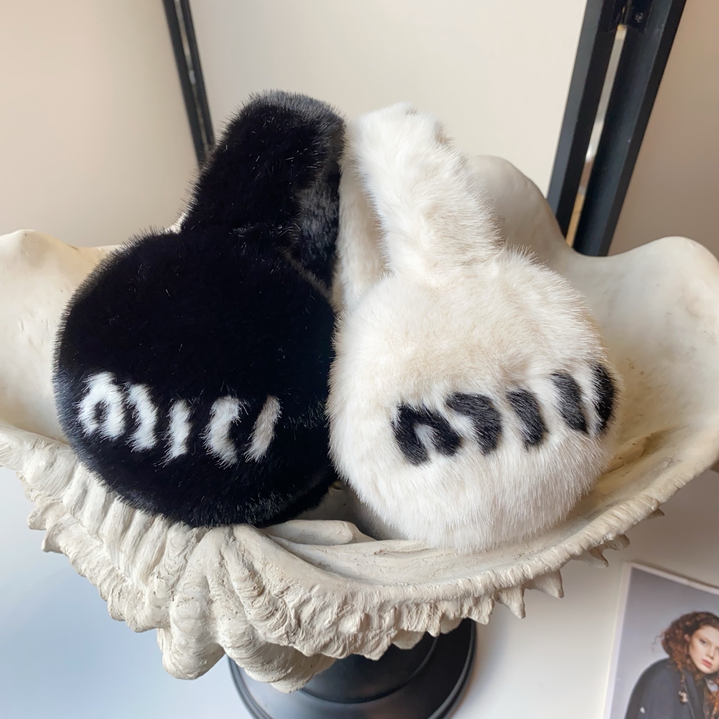 p75¥
2️⃣5️⃣ꫛꫀꪝ 秋冬新款
⚜️miumiu人造毛保暖围脖/耳罩
💫时尚明星同款
🛒白色 黑色