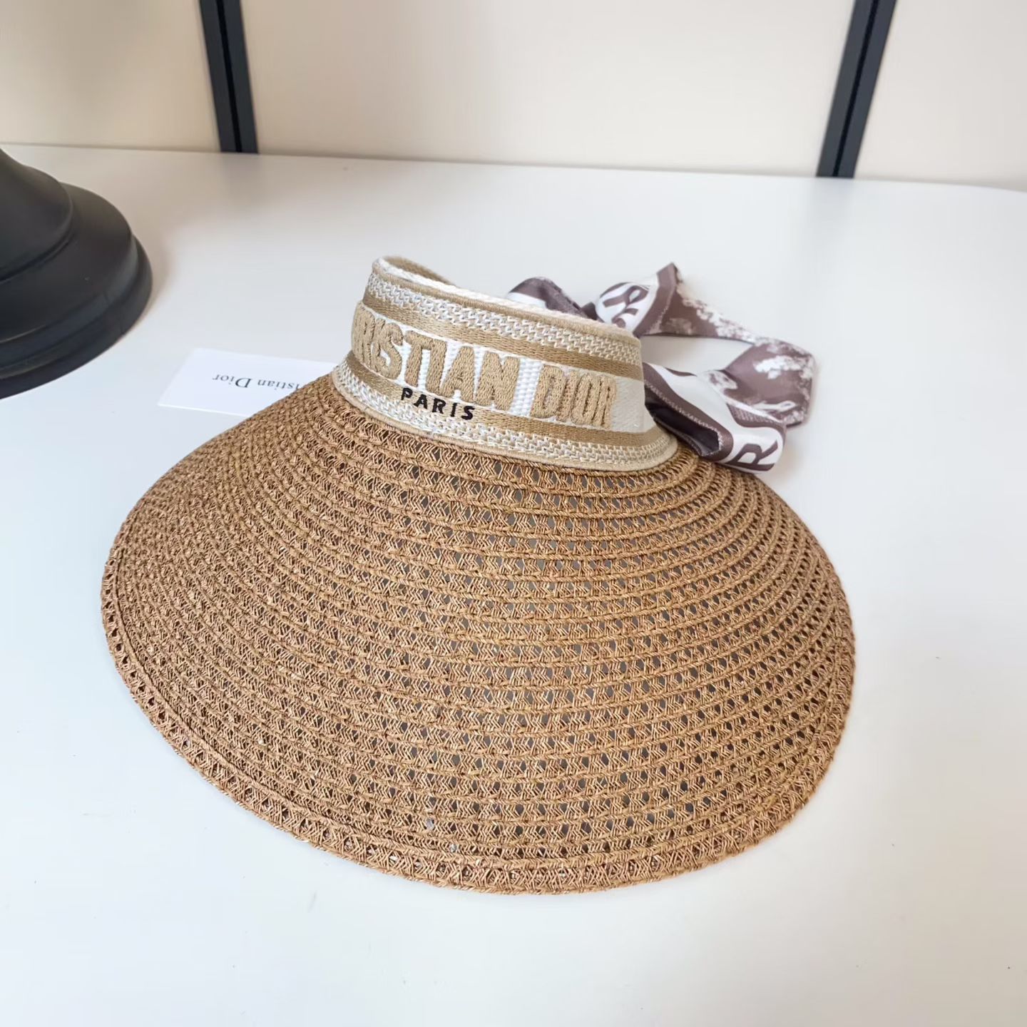 Dior Dior 刺绣字母大边空顶帽