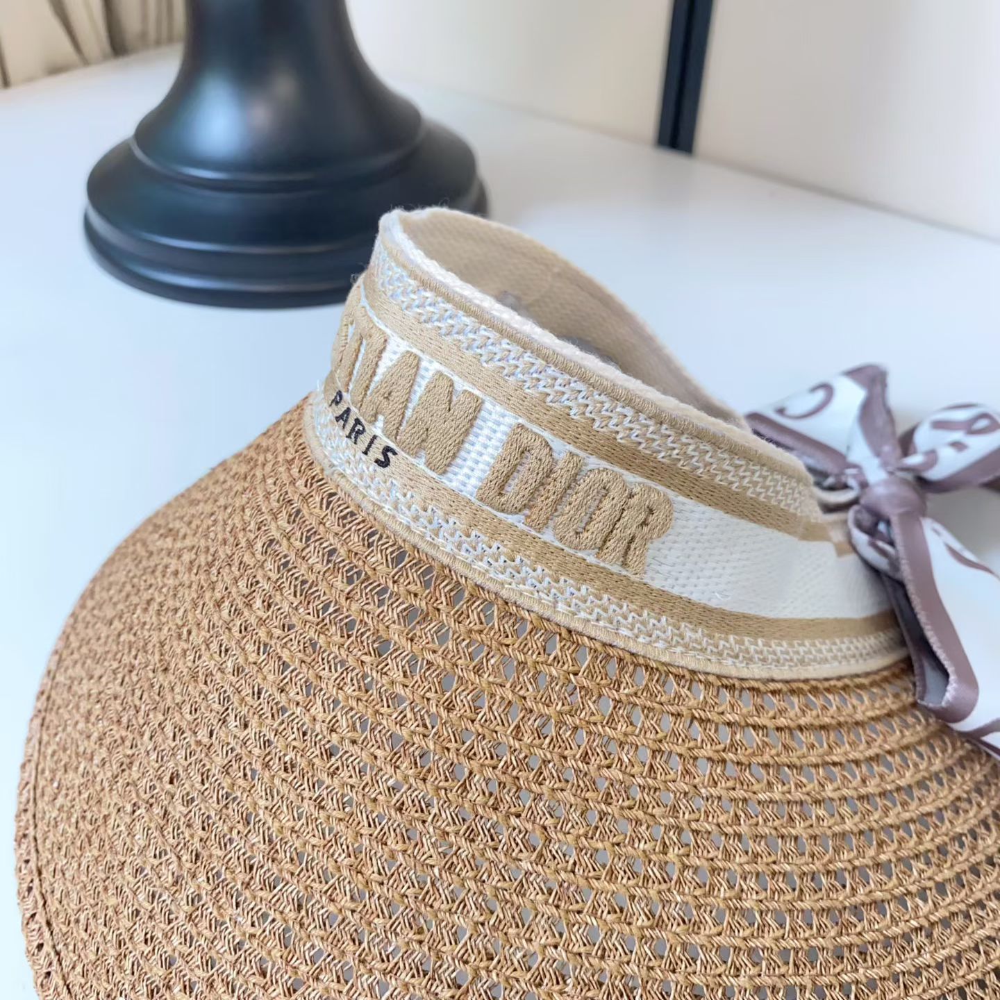 Dior Dior 刺绣字母大边空顶帽