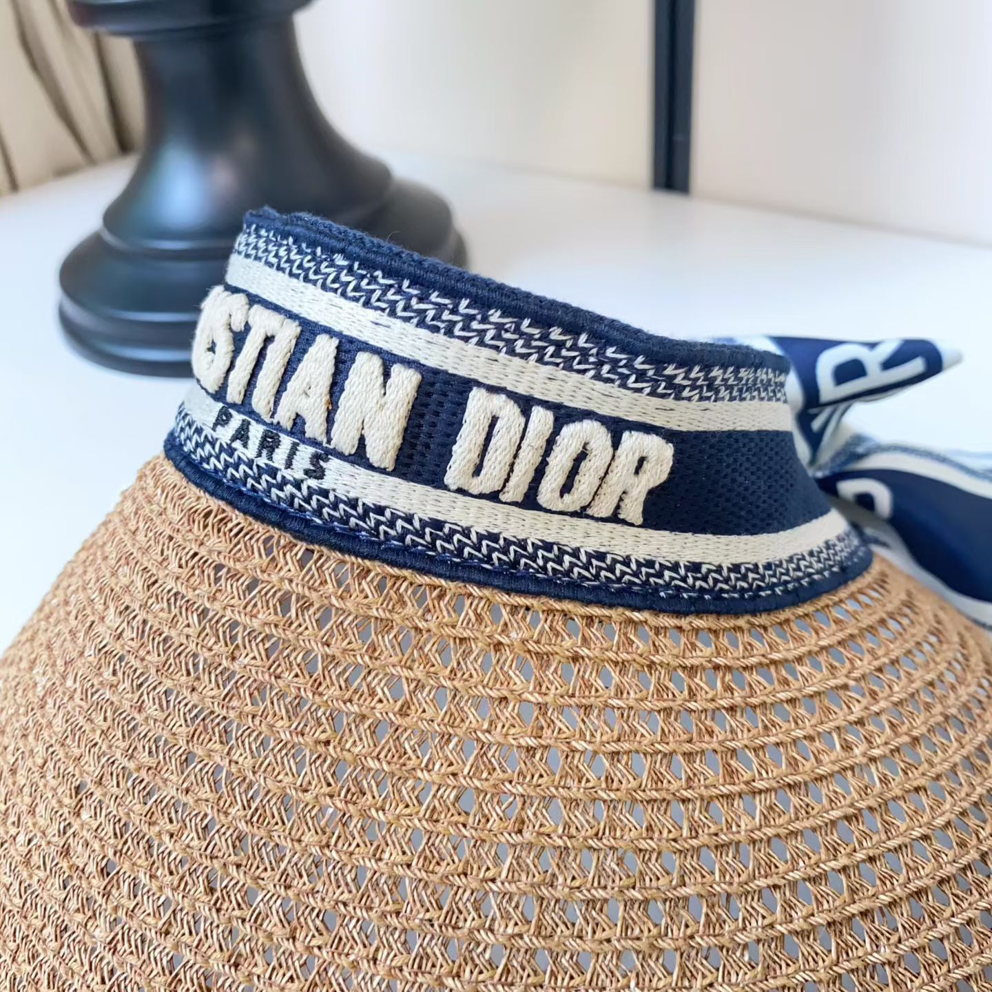 Dior Dior 刺绣字母大边空顶帽