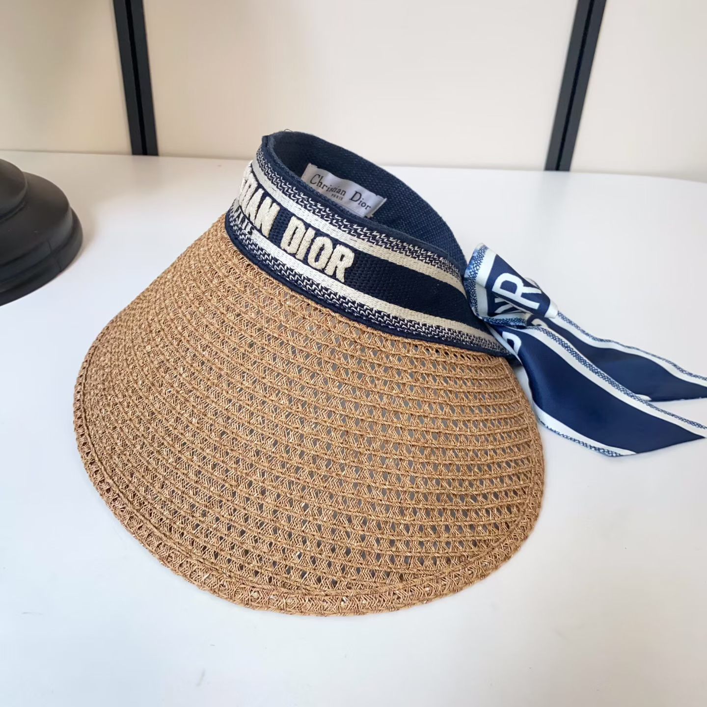 Dior Dior 刺绣字母大边空顶帽