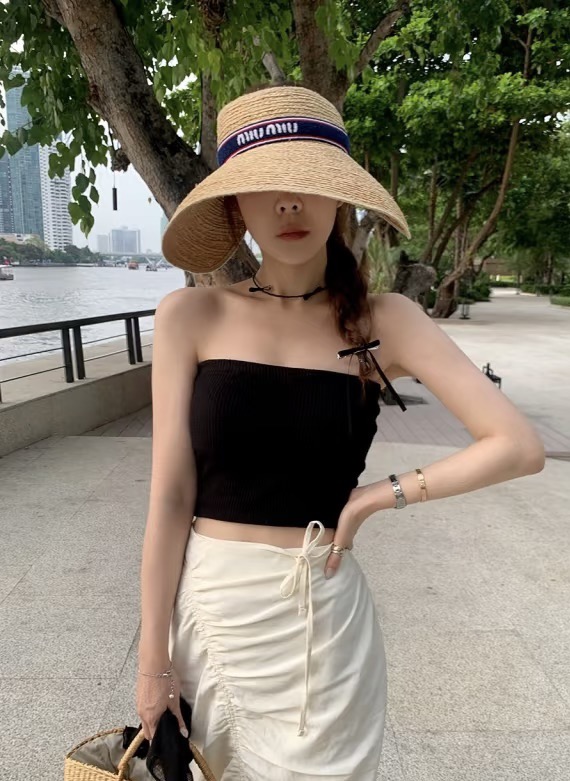 NO:825042,The same style of raffia large-brimmed hollow hat at the high-end miu counter. A steady hit. It has been shipped. A must-have for seaside vacations. Fashion and sun protection. Natural hats, straw hats, fisherman hats, baseball caps, hats, miumiu, espadrilles, hats.19860909高端货miu专柜同款拉菲草大边空顶帽 稳稳的爆款 一直出货 海边度假必备款 时尚遮阳两不误 本色帽子草帽渔夫帽棒球帽,帽子,miumiu,espadrilles,hats,hat