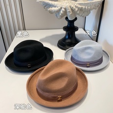 P 🆕进口澳洲羊毛礼帽 🛒 小香秋冬新款 法式优雅复古风 👌帅气爵士礼帽 优雅法式调性 📷灰色 深驼色 黑色 P 🆕进口澳洲羊毛礼帽 🛒 小香秋冬新款 法式优雅复古风 👌帅气爵士礼帽 优雅法式调性 📷灰色 深驼色 黑色