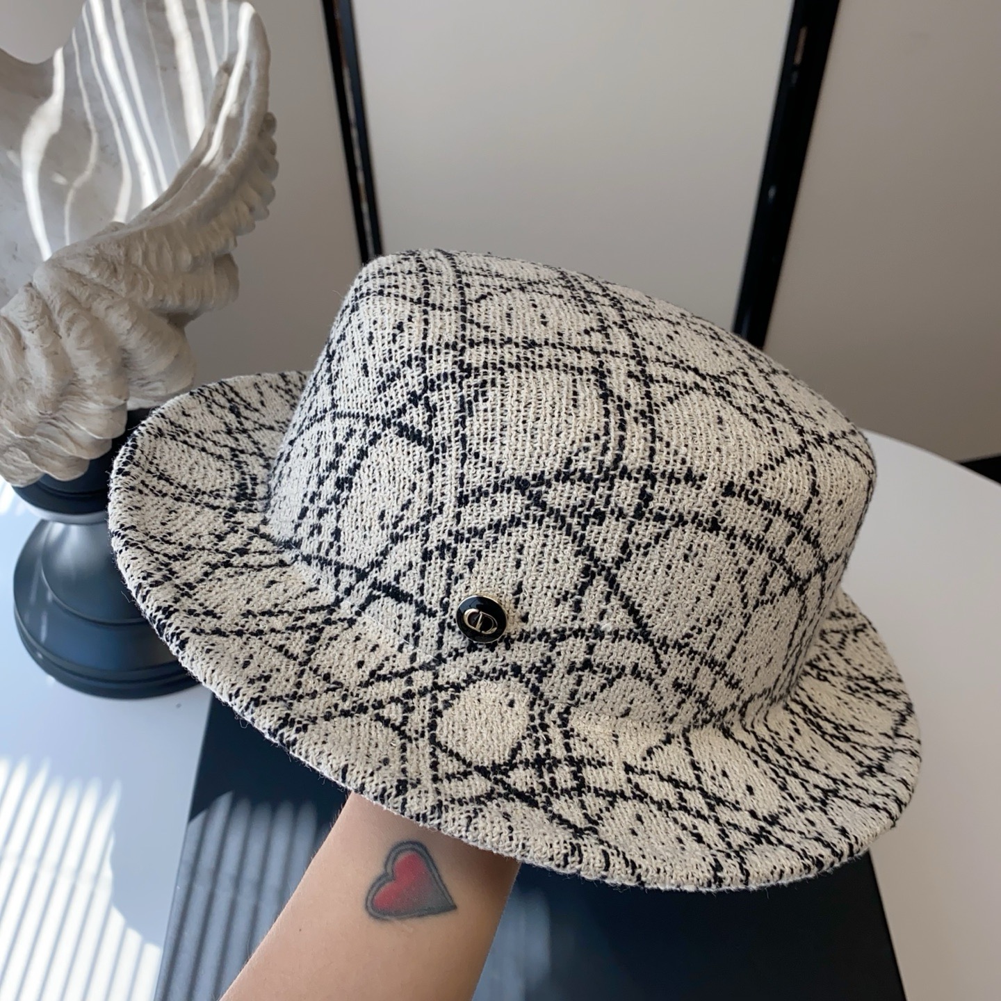 🆕Dio*秋冬款 🔗法式复古格纹平顶帽 📸名媛范百搭拍照出片 📦白色 黑色  