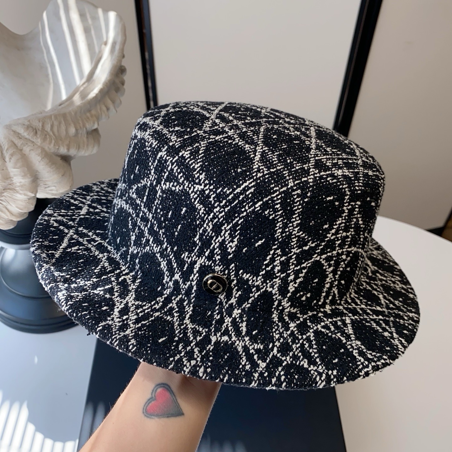 🆕Dio*秋冬款 🔗法式复古格纹平顶帽 📸名媛范百搭拍照出片 📦白色 黑色  