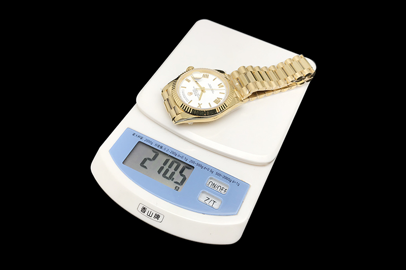 NO:337185,KH factory 40mm counterweight version, Rolex ROLEX Weekly Date series DAY-DATE subversive version, the true full weight, the whole watch weighs 209 grams to the original weight, the most perfect details DD, adopts a new high-density synthetic material combination process, the watch strap is integrated with seamlessness, the strap is not lengthened or added thickness, ensuring no peeling or color fading, and can be repeated with gold at will, the case is 13mm, consistent with the authentic product, precious metal literal perfect authentic mold opening 1:1, adopts Shanghai integrated movement, power saving 72 hours, the whole watch is comparable to K gold with special gravity, infinitely close in weight and texture, focusing on details Multifunctional mechanical watch,, Rolex19860909KH厂 40mm 配重版, 劳力士 ROLEX 星期日志系列DAY-DATE颠覆性版本,真正意义上的全重,整表重量209克对版原版重量,细节最完美的DD,采用全新高密度合成材料结合工艺,表带一体成型,度无缝隙,表带不加长、不增加厚度,确保不掉皮不掉色,可随意重复包金,表壳13mm,与正品一致,贵金属字面完美正品开模1:1,采用上海一体机芯,动力储蓄72小时,整表媲美K金比重特殊的材质,在份量与质感上无限接近,专注细节 多功能机械腕表,,,rolex,Watch