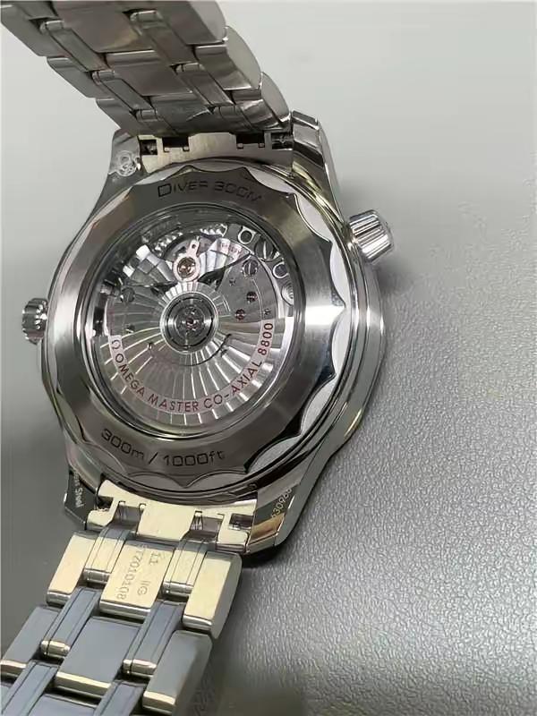 统一价:2300
OR厂唯一原装开模对版的全新海马系列300米潜水表橙针款,网带、胶带、折叠扣都是全新开模对版最新专柜官网的设计,耗时三年半研究开发出真正8806一体机芯。
1️⃣机芯动储与原厂一致55个小时,42mm精钢材质表壳,表盘和镂空指针均覆有Super-LumiNova夜光涂层。圈口及表盘采用氧化铝材质打造。
2️⃣ 机芯自动锤唯一对版原装7个陶瓷珠,成本高,耐用、上链手感与原装无异,机芯的运转美态清晰可见。透过采用波纹边缘设计的蓝宝石玻璃表背,可以欣赏到8806机芯。
3️⃣机芯的大部分零配件可以与原装通用,机芯与原装一致打鱼鳞纹,走时稳定。真正的做到无限接近。