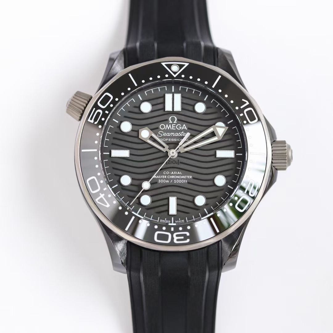 NO:670393,[Jet Black Seamaster, Unruly Appearance] OR Factory's new Seamaster series Mi.43.50mm case, bezel, and corrugated pattern dial are all made of black zirconium oxide 1Zr021 ceramic. The hollow hands and the dot at 12 o'clock are covered with Super-LumiNova luminous coating. The beauty of the movement is clearly visible. Through the sapphire glass case back designed with corrugated edges, you can appreciate the 8806 movement.  Three exclusive technologies: 1. The only one in the industry that can directly drill teeth into the ceramic watch case, and screw the tube directly onto the ceramic case, so that the tube will not fall off, and the waterproof effect is better. The bottom cover is also directly screwed onto the ceramic case, while other manufacturers can only add a steel liner to screw on the bottom cover. 2. The first company to be able to drill teeth into the ceramic ring, no longer need to use steel parts to rotate the circle, and the sound will be crisper.  Third, the exclusive whole shell ceramic, no need to add a metal inner tank to waterproof, other manufacturers make a steel inner tank in the middle of the ceramic shell to make it waterproof. Let you experience the original texture.——OR Factory,19860909【墨黑海马,桀骜登场】OR厂新品海马系列米.43.50mm表壳、表圈、波纹图案表盘均采用黑色氧化锆1Zr021陶瓷制成.镂空指针及12点位的圆点,均覆有Super-LumiNova夜光涂层.机芯的运转美态清晰可见.透过采用波纹边缘设计的蓝宝石玻璃表背,可以欣赏到8806机芯. 三个独家技术 一,业内独家能做到直接在陶瓷表壳生牙,把管直接拧上陶瓷壳,这样不会掉把管,防水效果更出色.底盖也是直接直接拧在陶瓷壳上,其它厂只能加个钢质内胆才能拧上底盖. 二,首家能在陶瓷圈做牙出来,再也不用套钢件来转圈了,声音更加清脆. 三,独家整壳陶瓷,不用再加金属中胆来防水,其它厂是陶瓷壳中间再做个钢内胆来防水的. 带您体验原装质感.——OR Factory,,Watch