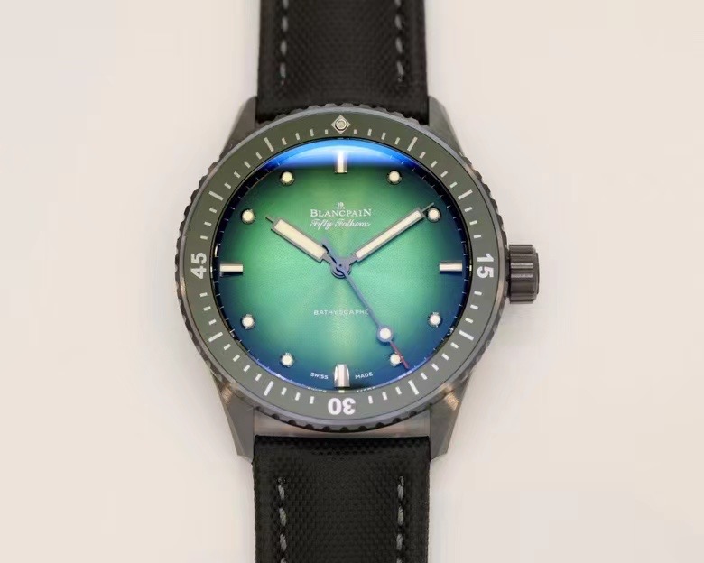 NO:641483,GF's new Blancpain Fifty Fathoms series bathyscaphe grooveless hammerhead shark limited edition watch, on the aurora green dial, the line pattern captures the light and reflects the splendor!  The deep sea aurora contains a wonderful sense of beauty. The 43mm cool black ceramic shell is high in strength, extremely wear-resistant, and the dynamic color shows fashionable tension!  [Comes with a pair of imported fluorine rubber diving straps],19860909GF全新宝珀五十寻系列深潜器无沟双髻鲨限量版腕表,极光绿表盘上,线条饰纹捕捉光线、折射异彩！深海极光,蕴藏极妙美感.43mm冷峻黑陶瓷外壳,强度高,极耐磨,动感色泽尽显时尚张力！【附赠进口氟橡胶潜水表带一副】,,Watch