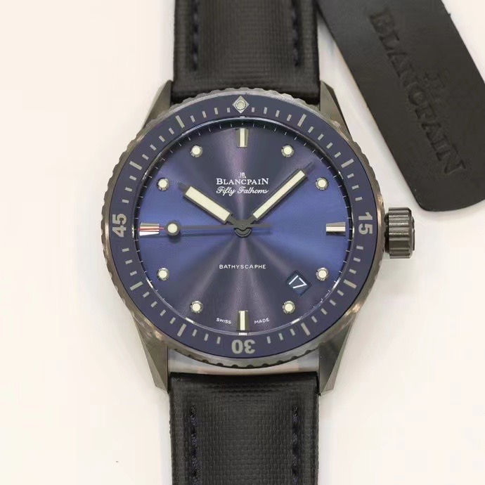 NO:641480,GF's new Blancpain blue-faced Fifty Fathoms 43.6mm men's watch - high-tech satin gray ceramic with bright luster, high hardness, non-discoloration, non-staining, and not easy to wear. [Case] ​​Matching teeth ring, strong three-dimensional effect!  It will never fade, feels smooth and does not hurt the skin. The crown (handle) is neatly engraved and has superb craftsmanship!  [Buckle] The satin ceramic buckle is equally meticulously polished both inside and outside, and the tip of the buckle pin is chamfered and polished on multiple sides to perfectly restore the original details!  [Movement] The precise Hangzhou 7 series movement is used to change Blancpain's own Cal. movement. The color of the plywood gem bearings is consistent with the original one. The color is truly pure and pure, so that the plywood no longer looks fake!  The integrated splint not only looks closer to the original, but also better protects the movement, and the quality is more stable!  The splints are ground and then chamfered. The slow and careful workmanship is just to prevent the copper shavings from the plywood from falling into the movement and causing it to stop unexpectedly. [Dial] Calendar size matching, C3 luminous light imported from Switzerland, the brightness and durability are almost as good as the original ones!  [Waterproof] Three-degree waterproof test. [Comes with a pair of imported fluorine rubber diving straps],19860909GF全新宝珀蓝面五十寻43.6mm男表——高科技缎面灰色陶瓷光泽亮丽、高硬度、不变色、不沾污、不易磨损.【表壳】牙圈对版,立体感强！永不退色,手感爽滑且不伤肌肤.表冠（表把）刻字工整,超神级工艺！【表扣】缎面陶瓷表扣内外打磨同样一丝不苟,扣针的针尖做了多面倒角打磨,完美还原正品细节！【机芯】采用精准的杭州7系机芯改宝珀自产Cal.机芯,夹板宝石轴承颜色与原装一致,真正做到色泽纯良,让夹板不再一眼假！一体式夹板,除了外观更接近原装之余还能更好的保护机芯,质量更稳定！夹板经过研磨处理之后再做倒角加工,慢工细琢只为了避免夹板的铜屑跌落机芯而导致机芯偷停.【表盘】日历大小对版,瑞士进口C3夜光,亮度持久度直逼原装正品！【防水】三度防水测试.【附赠进口氟橡胶潜水表带一副】,,Watch